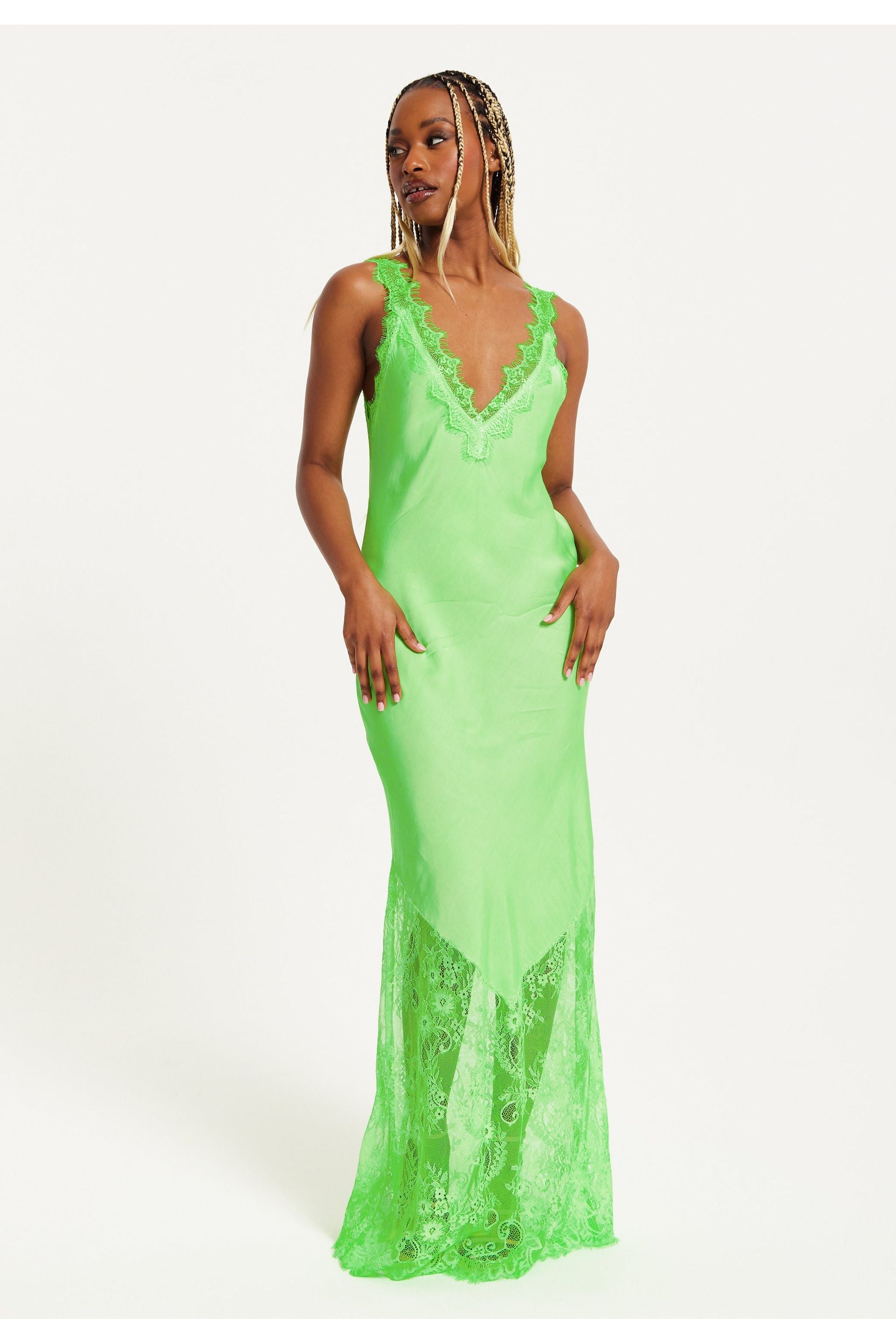 Lace Detailed V Neck Maxi Dress In Green UAL01406