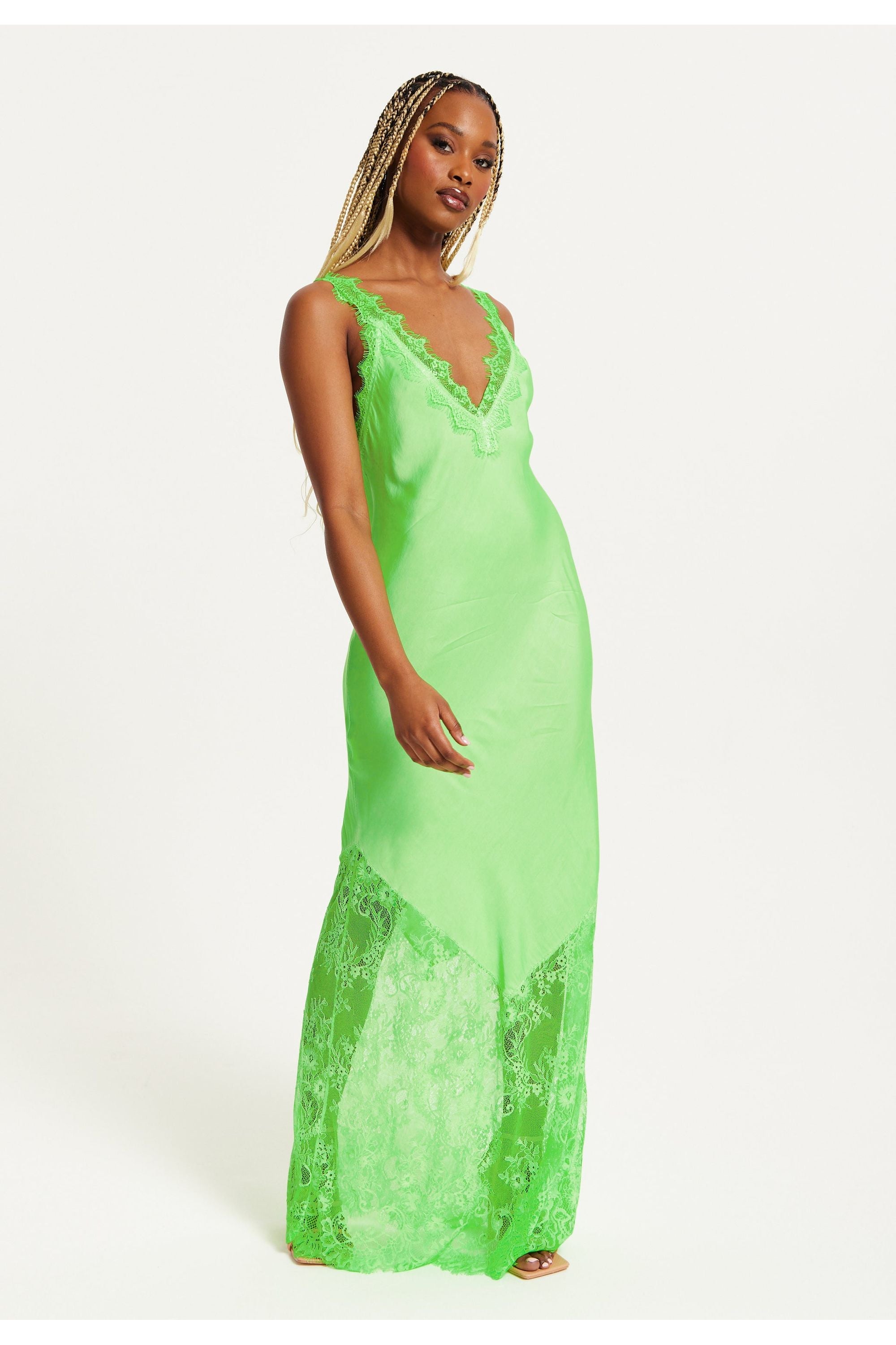 Lace Detailed V Neck Maxi Dress In Green UAL01406