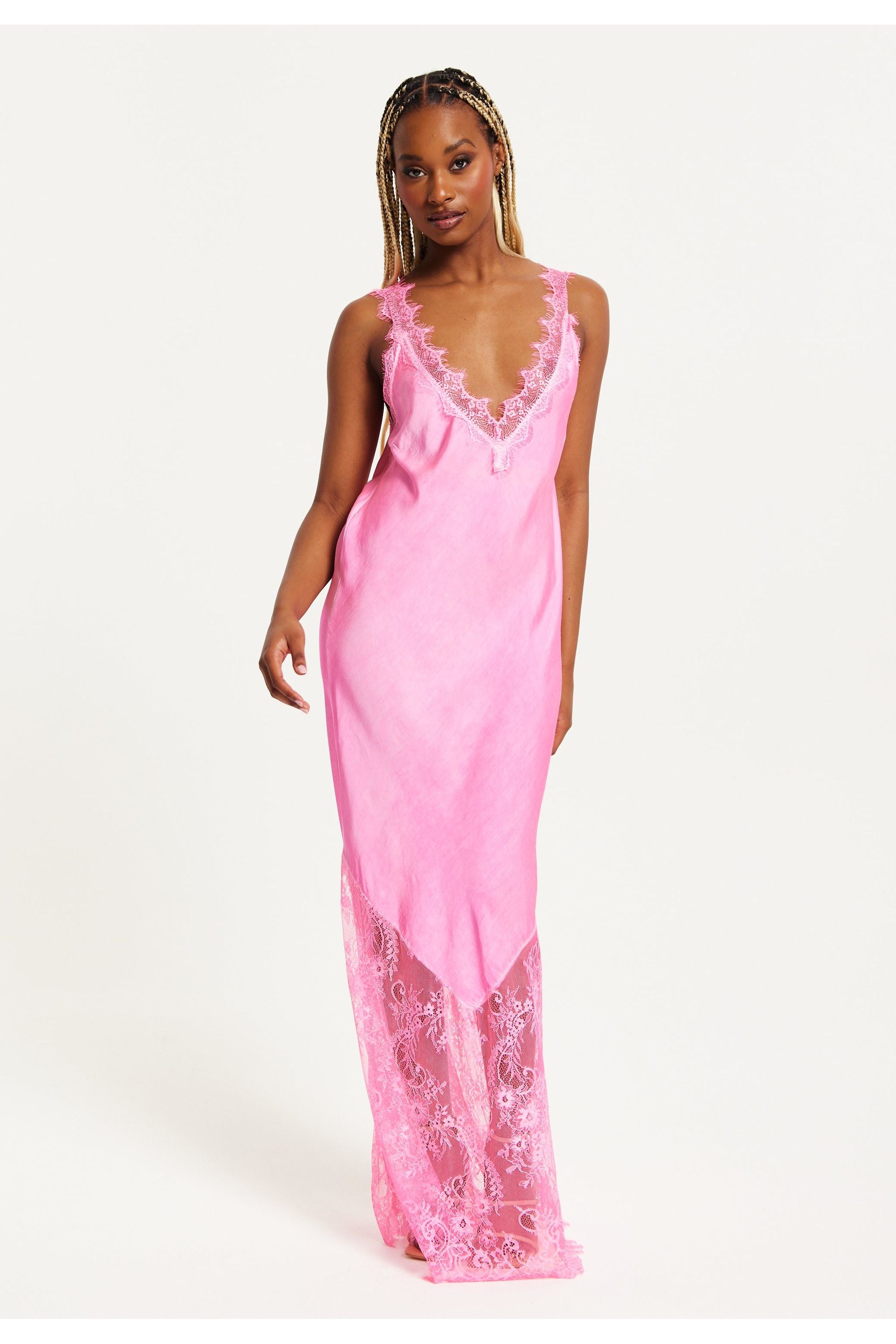 Lace Detailed V Neck Maxi Dress In Pink UAL01407