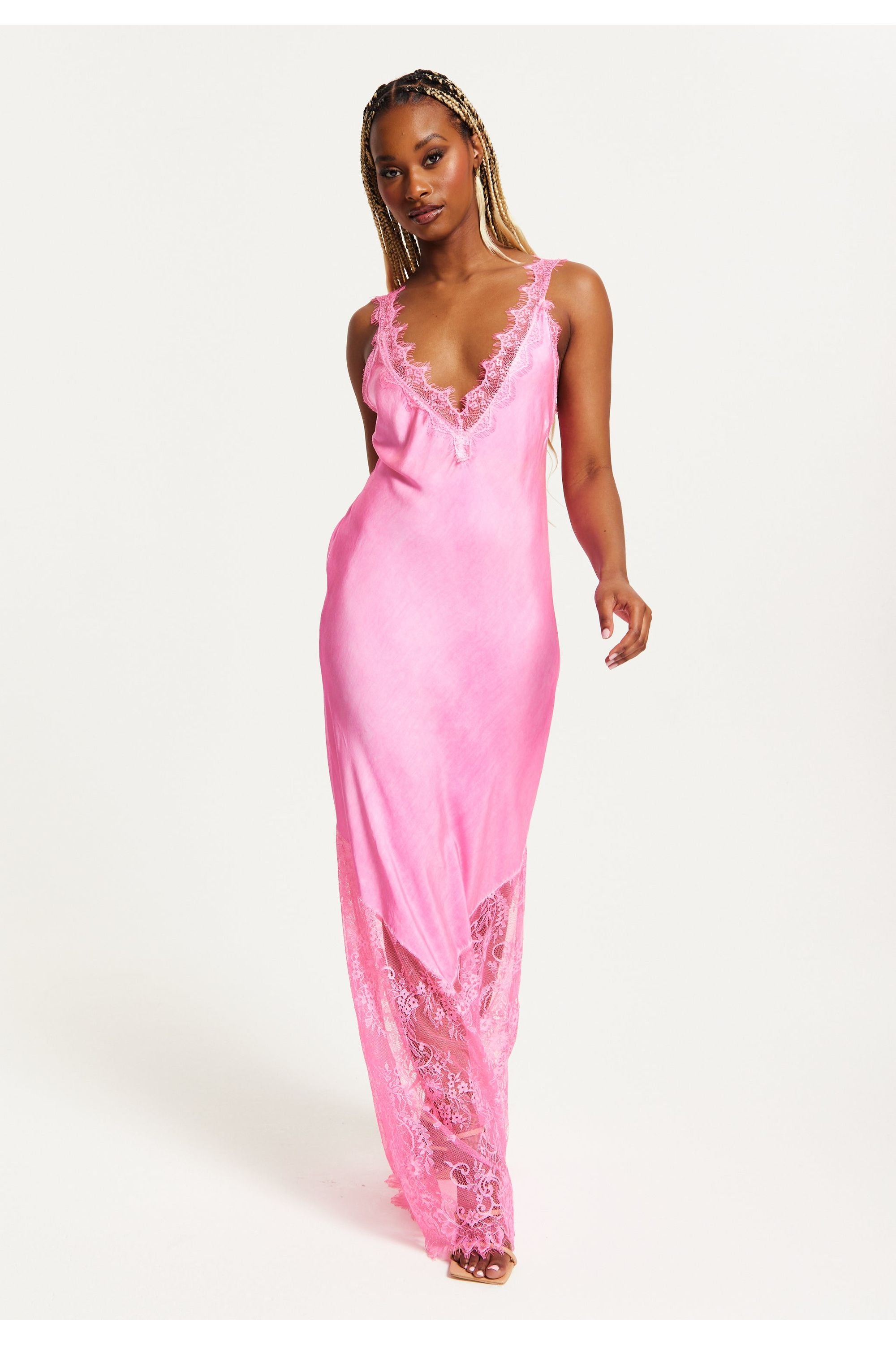 Lace Detailed V Neck Maxi Dress In Pink UAL01407