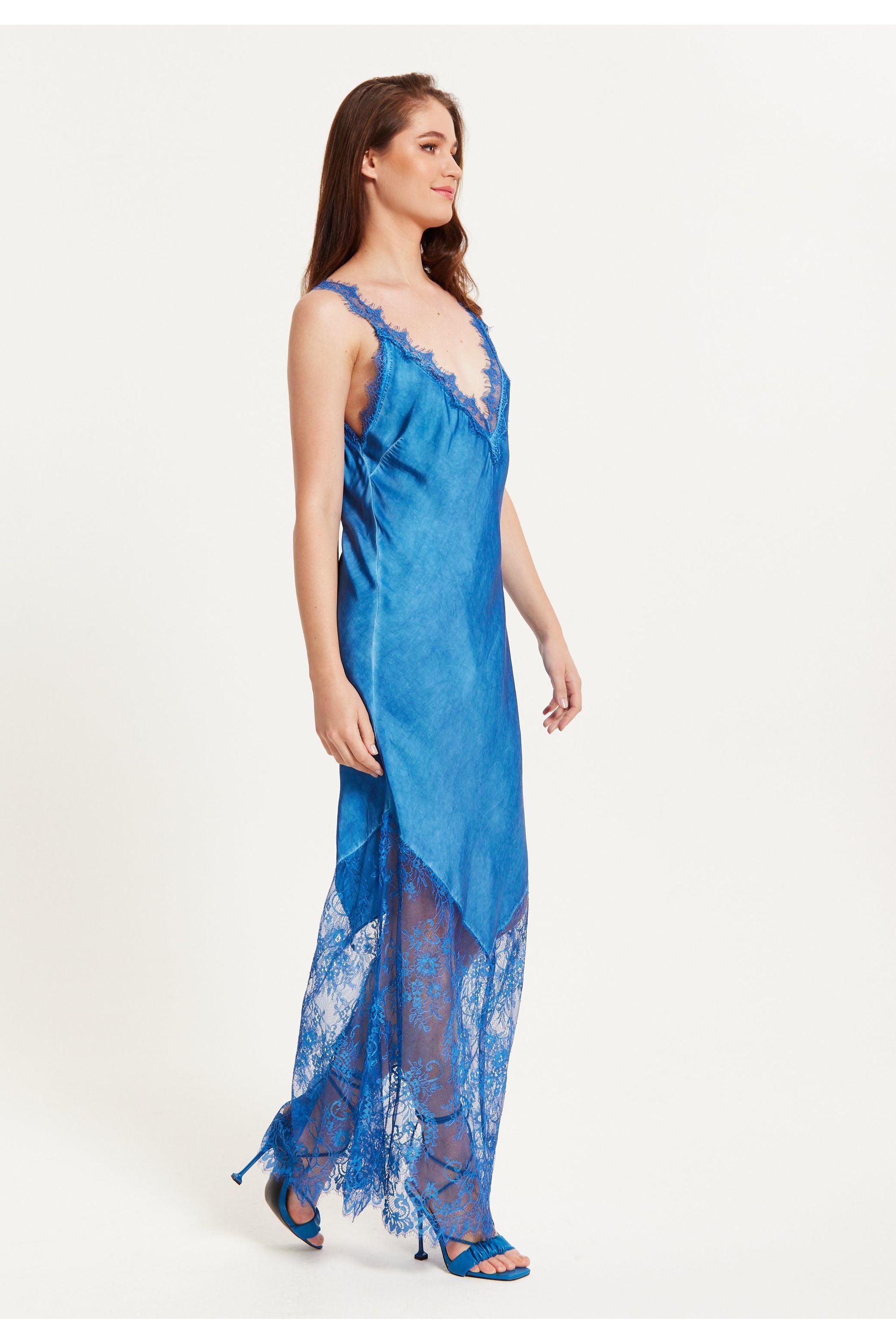 Lace Detailed V Neck Maxi Dress In Blue UAL01411