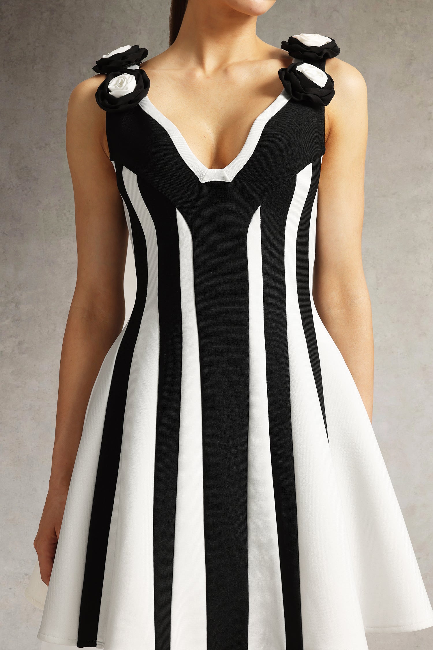 Serela Sleeveless V-Neck Flower Bandage Mini Dress D250805403