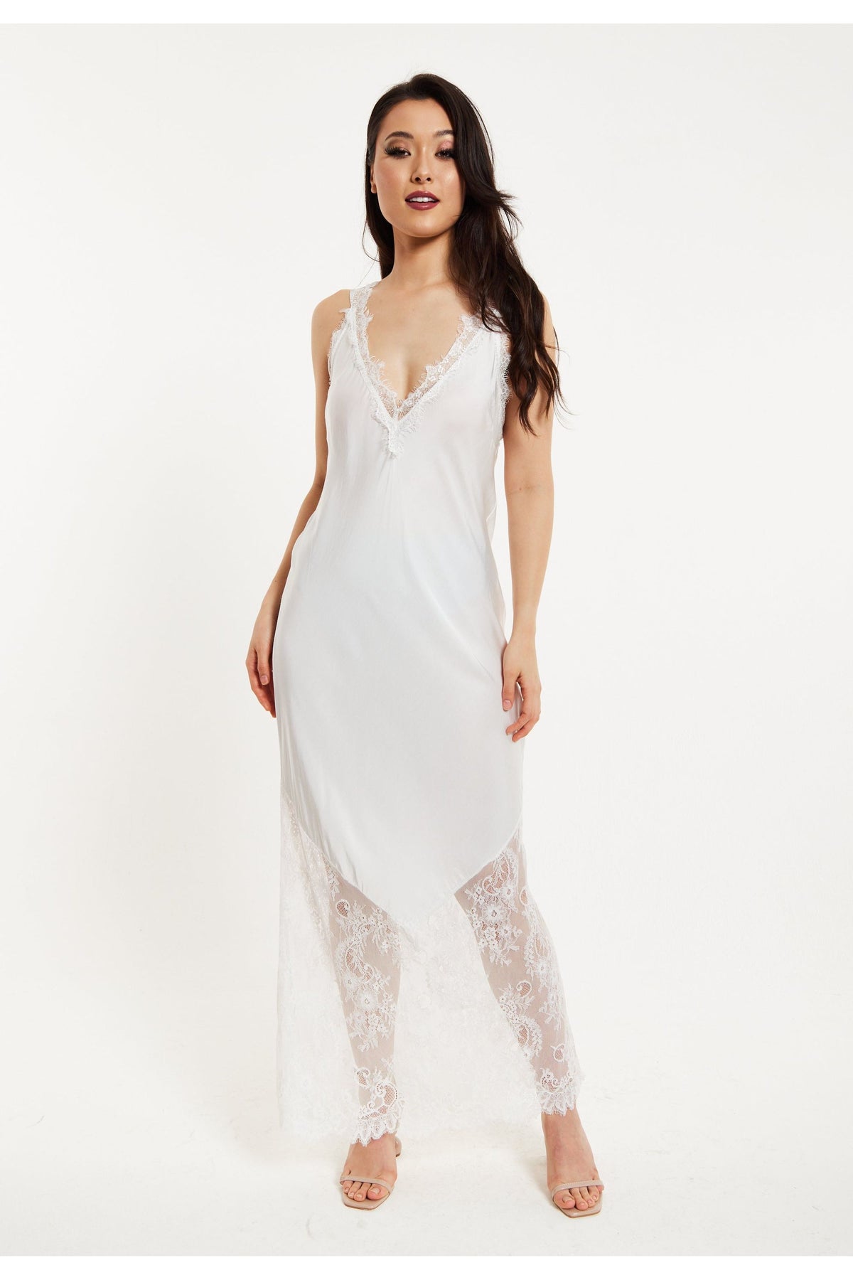 Lace Detailed V Neck Maxi Dress In White UAL01412