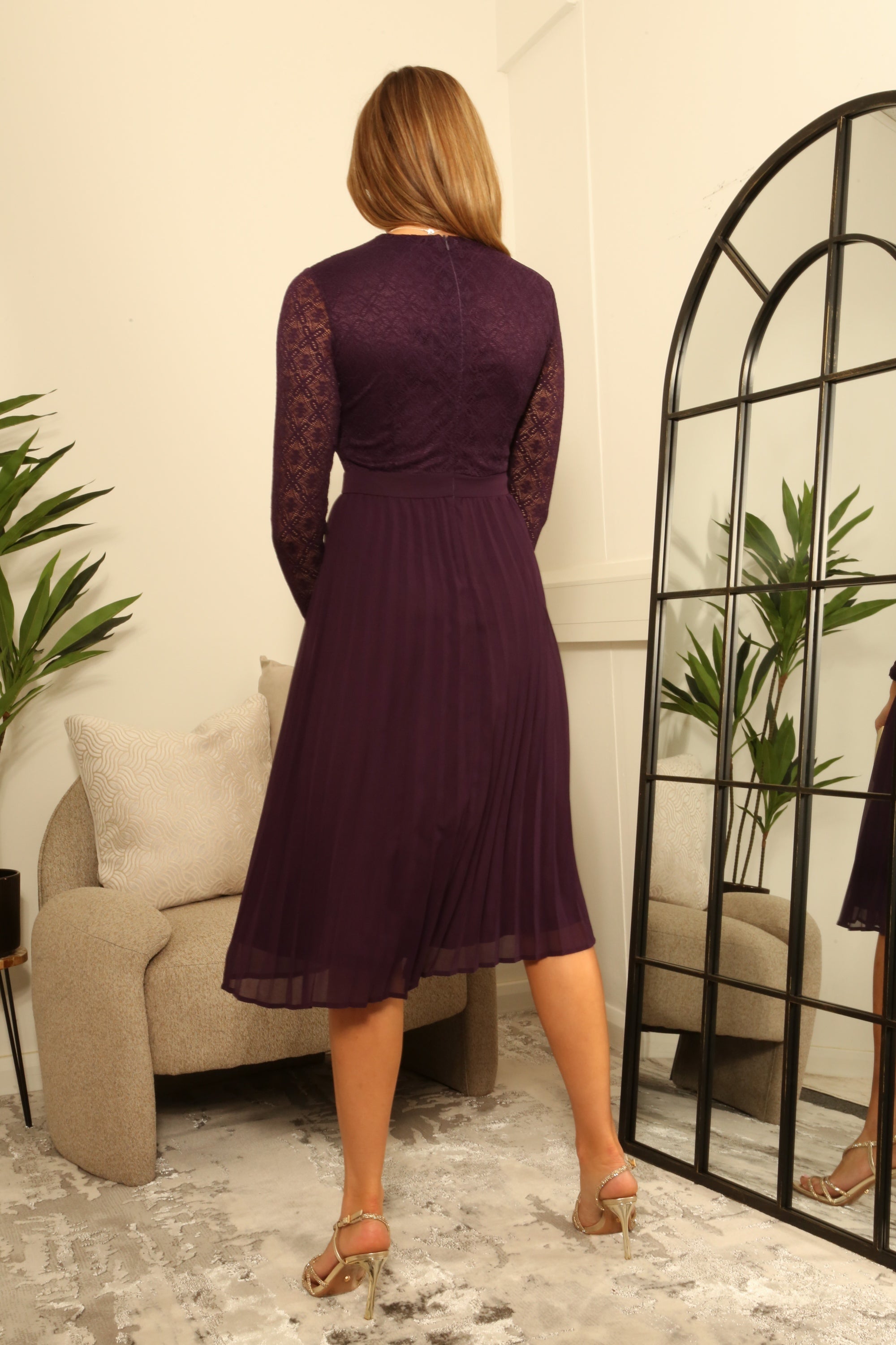 Twist V-Neck Long Sleeve Pleated Dress DR0000536