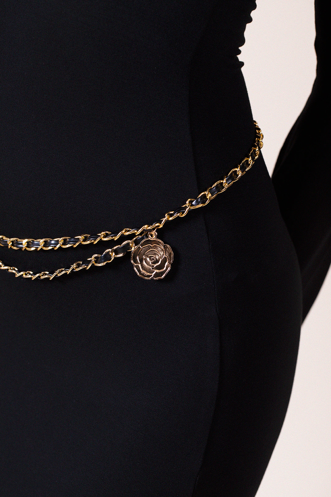 Rose Chain Faux Leather Belt In Black Gold BT410702