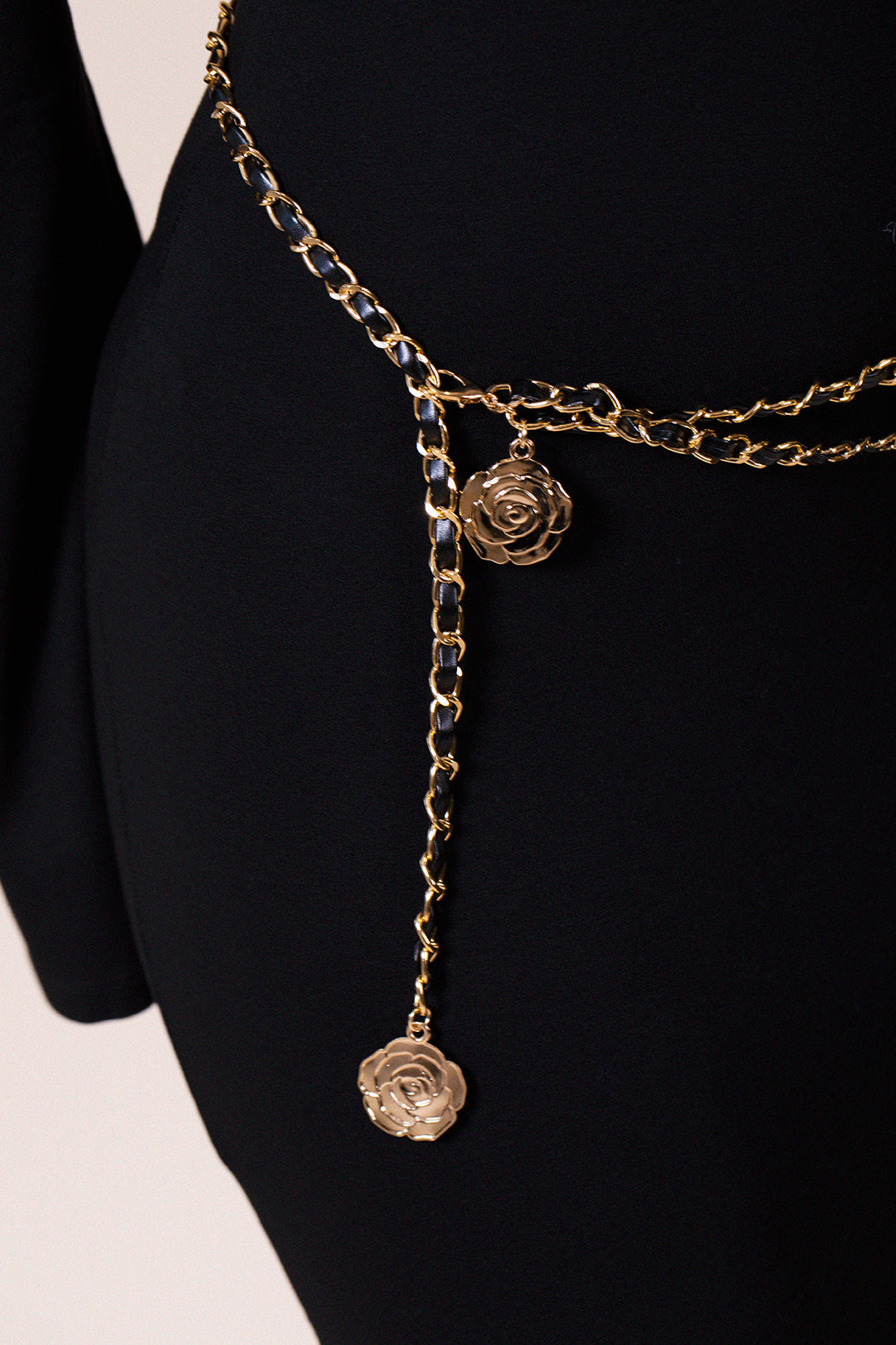 Rose Chain Faux Leather Belt In Black Gold BT410702