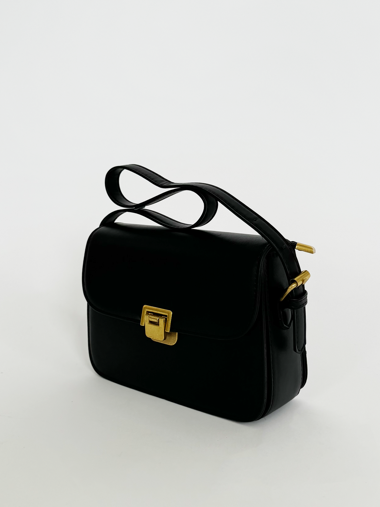 Black Shoulder Bag With Gold Clasp Fastening HB329102