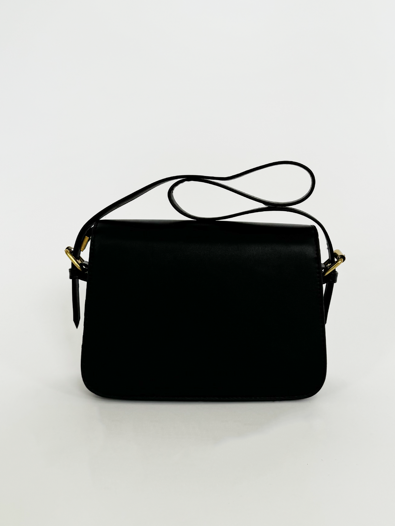 Black Shoulder Bag With Gold Clasp Fastening HB329102