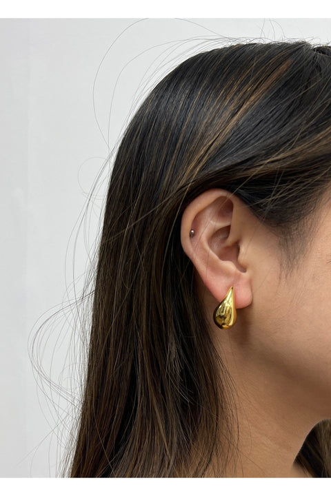 Mini Waterdrop Earring In Gold by SVNX