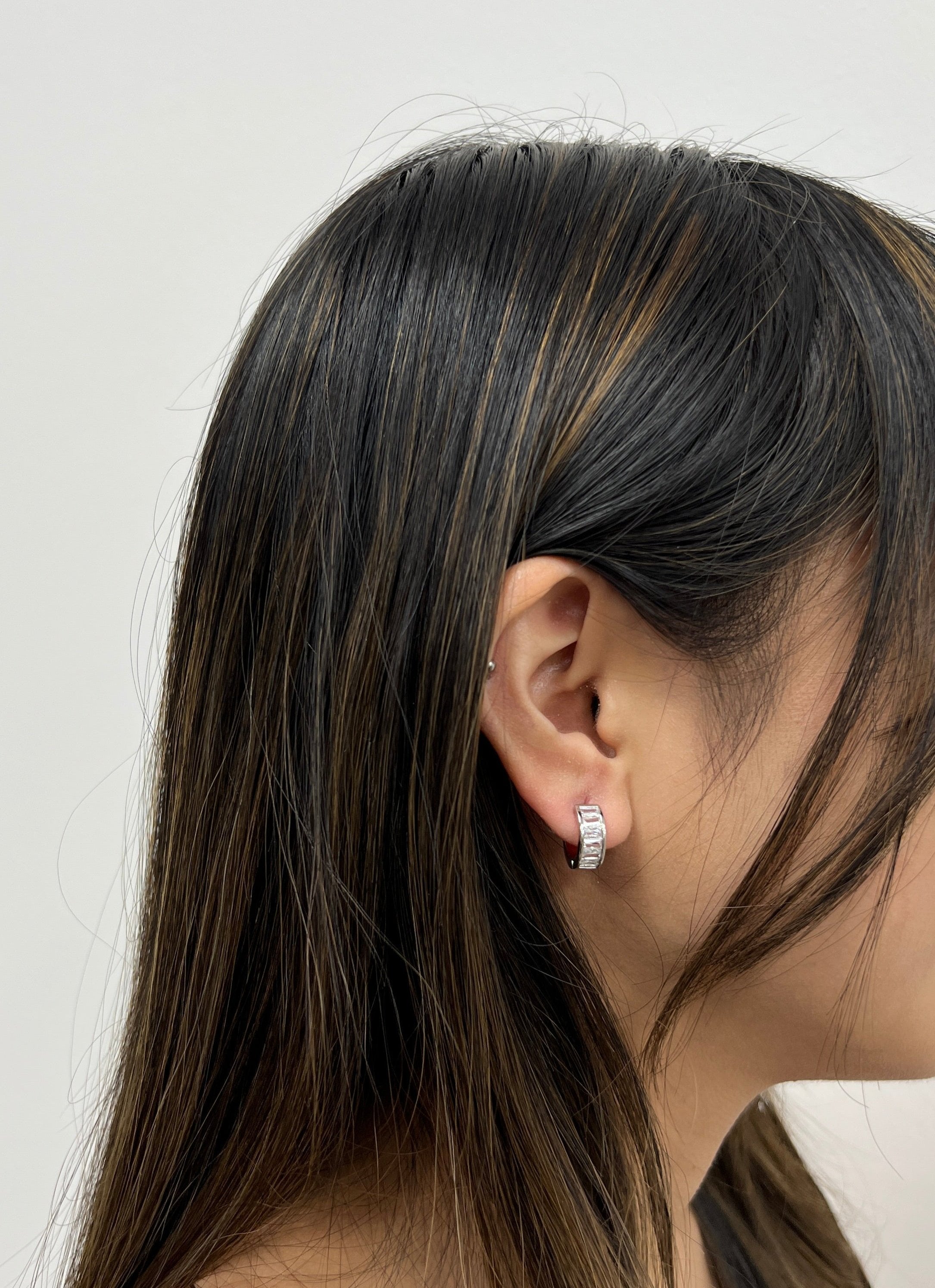 Mini Huggie Hoop With Clear Stones - Silver JE317721