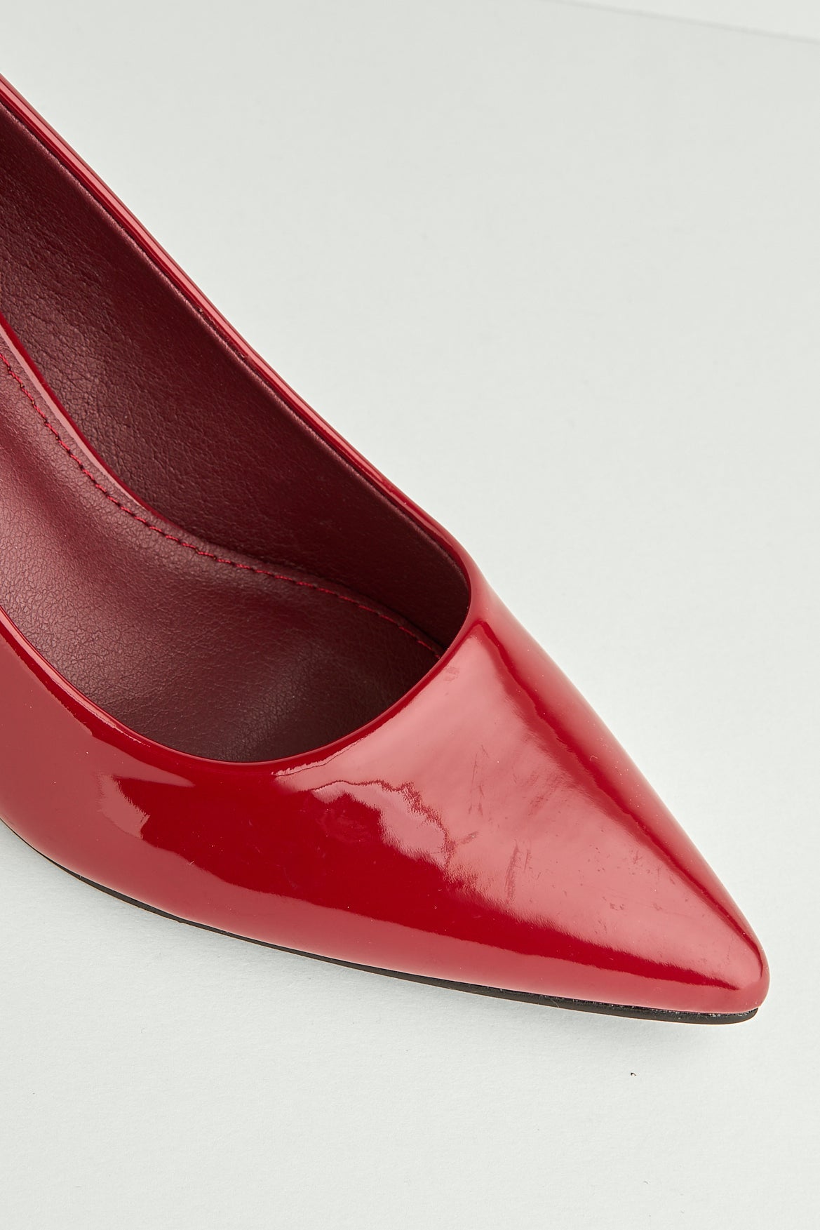 Aranea Pointed Toe Court Shoes In Wine LE-256-WIN