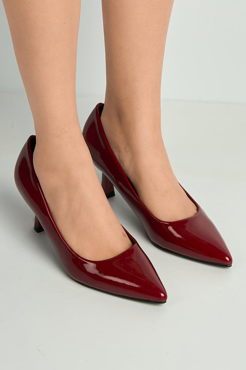 Aranea Pointed Toe Court Shoes In Wine by Miss Diva