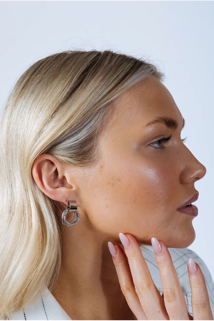 Multi-Layer Circle Stud Earrings In Silver JE315021