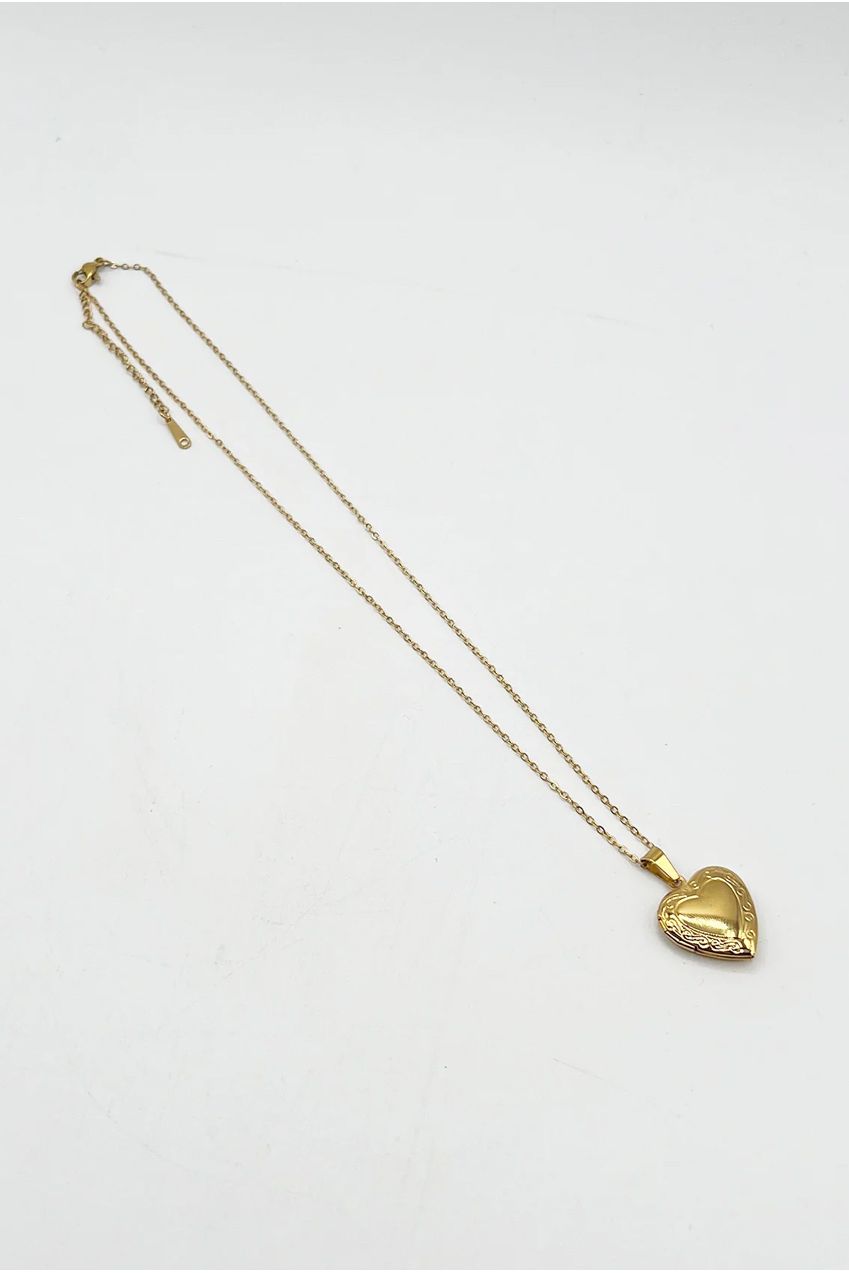 Large Heart Locket Necklace In Gold JE317524