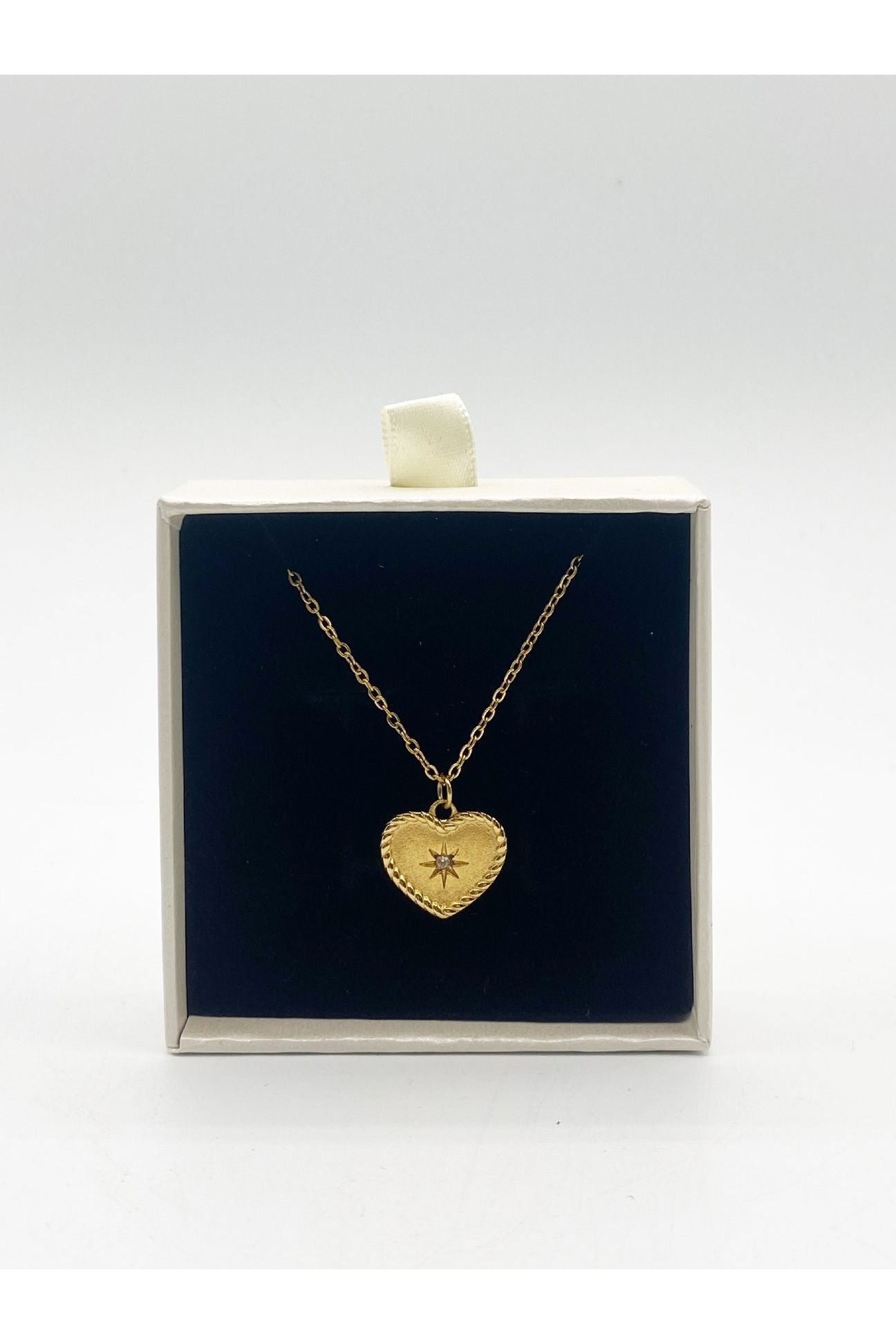 Sparkly Heart Necklace In Gold JE400124