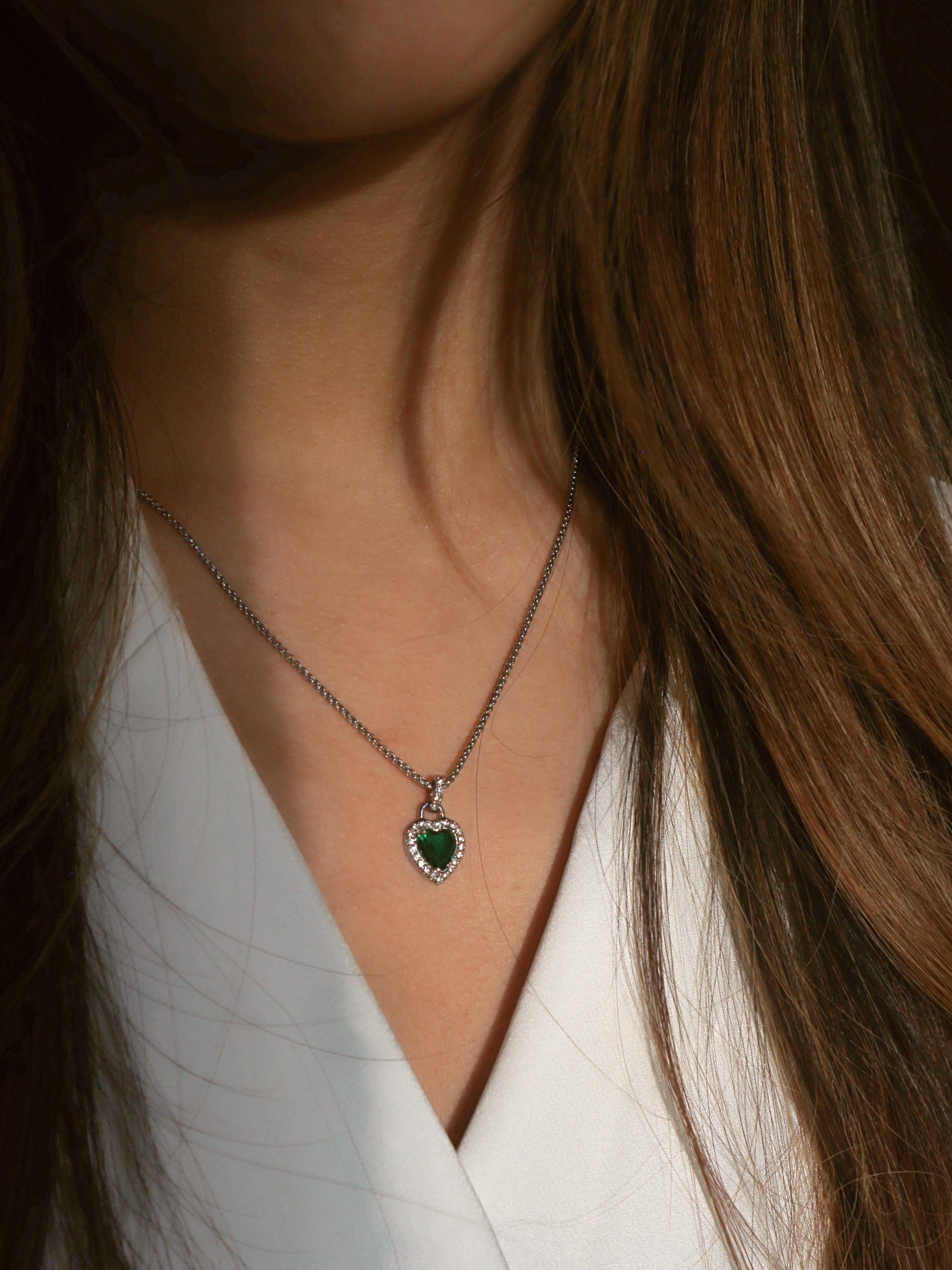 Green Diamante Heart Necklace And Earrings Set In Silver JE400421