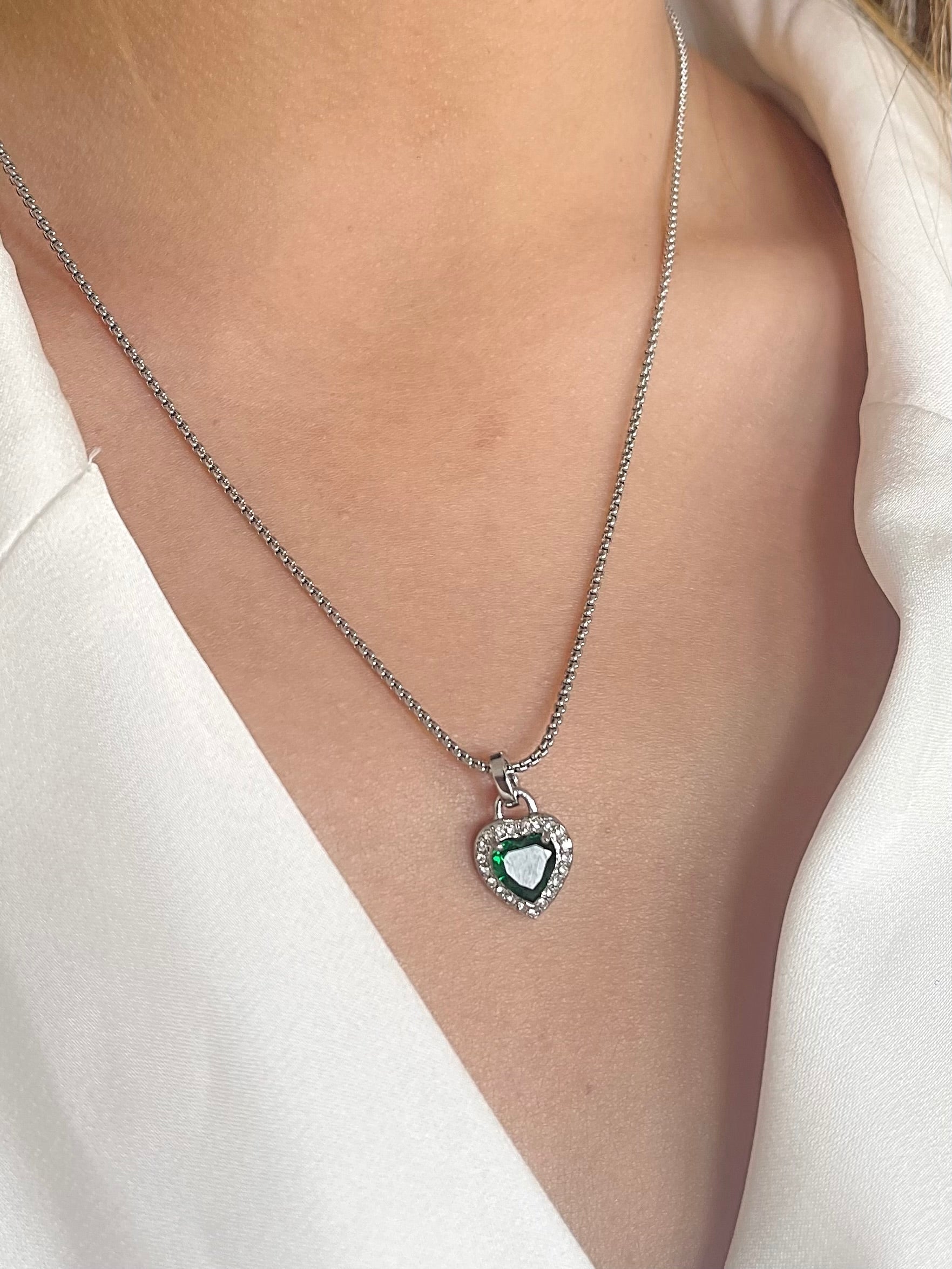 Green Diamante Heart Necklace And Earrings Set In Silver JE400421