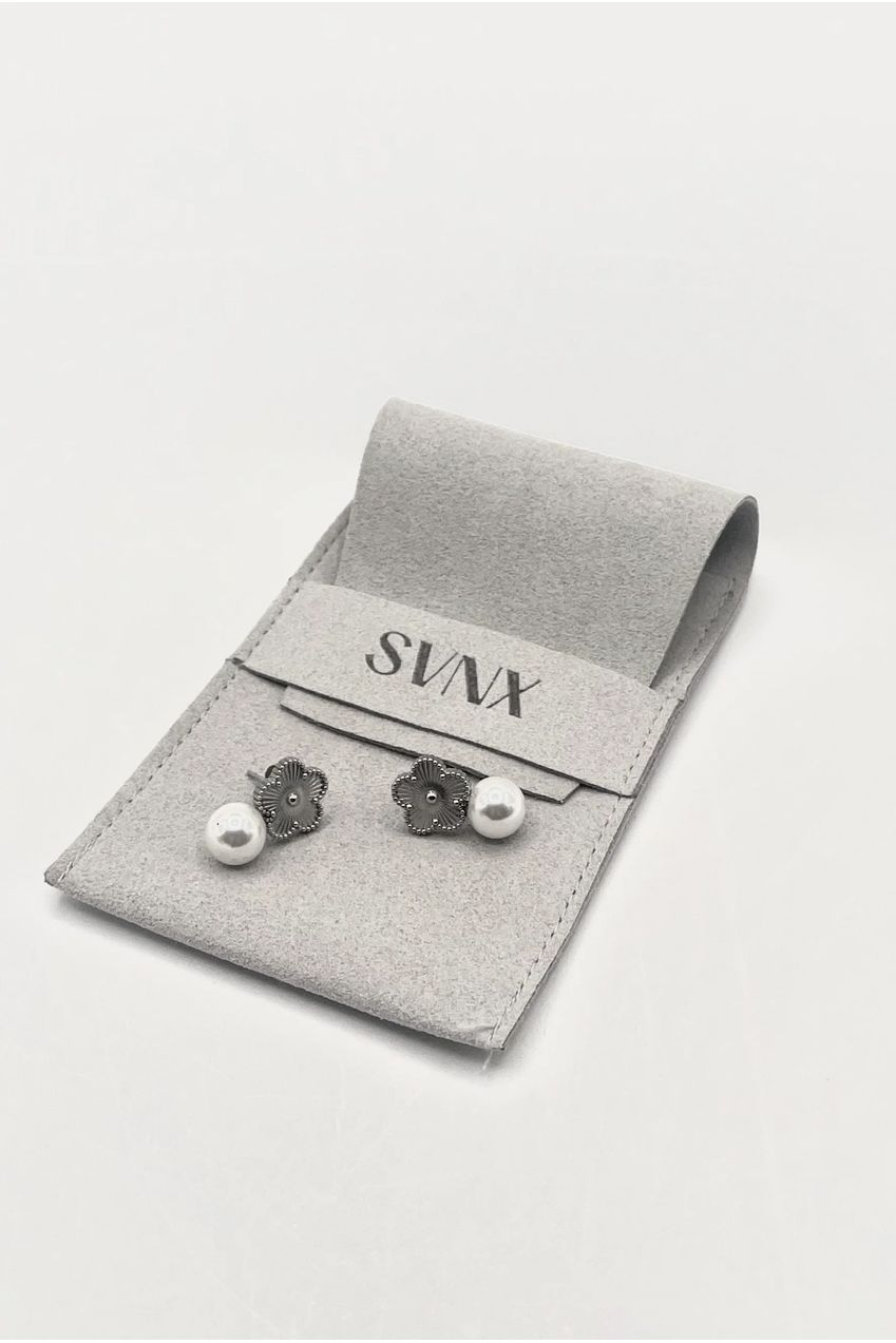 Floral Pearl Stud Earrings In Silver JE401421