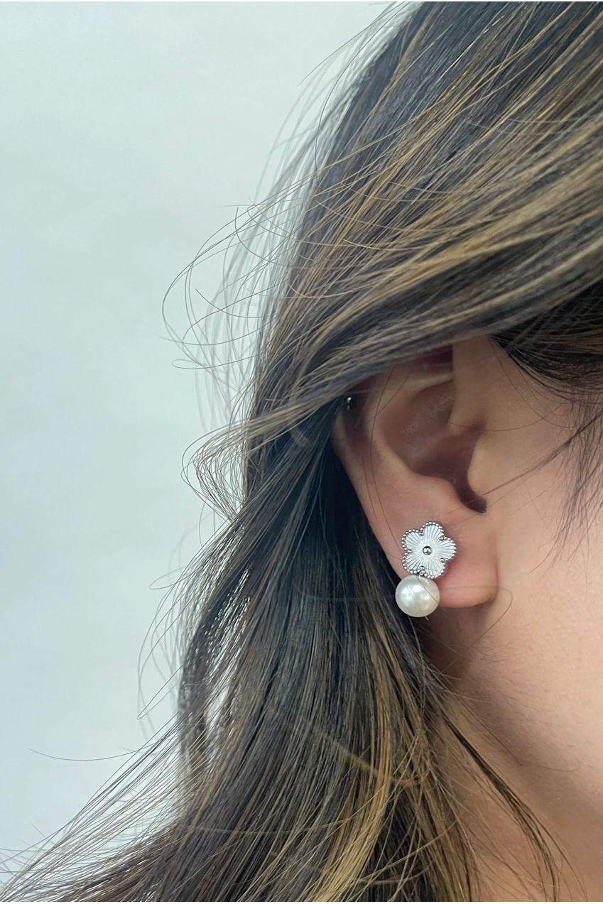 Floral Pearl Stud Earrings In Silver JE401421