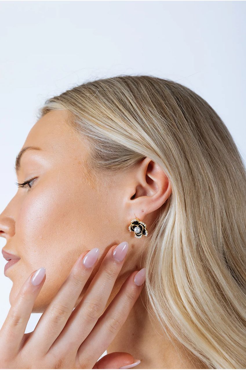 Black Flower Pearl Earrings In Gold JE401702