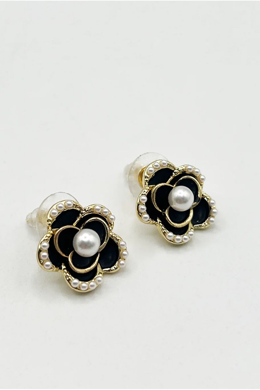 Black Flower Pearl Earrings In Gold JE401702