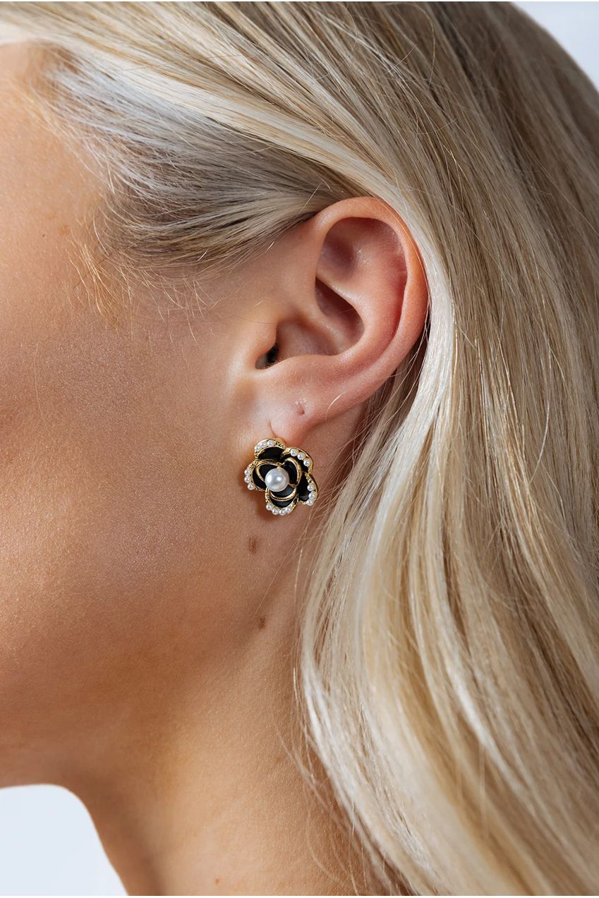 Black Flower Pearl Earrings In Gold JE401702