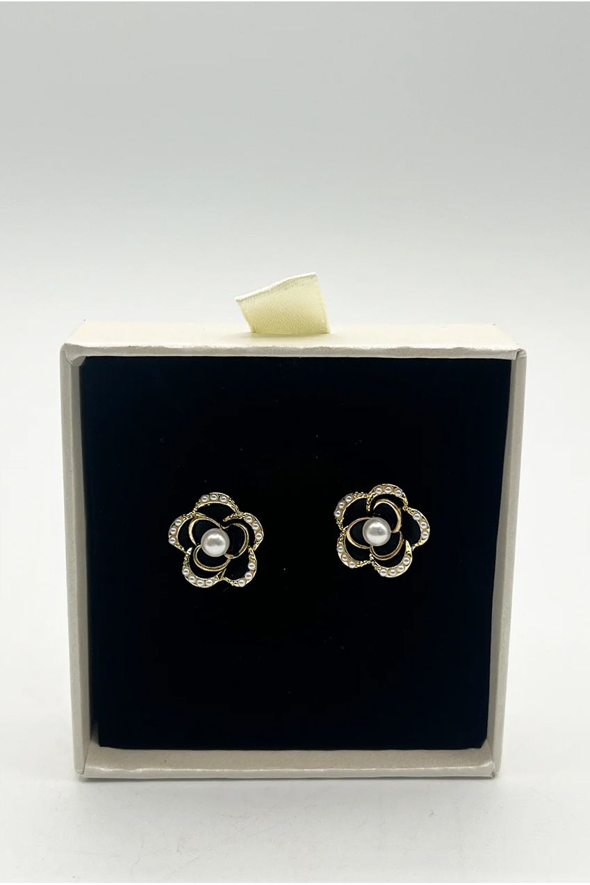 Black Flower Pearl Earrings In Gold JE401702