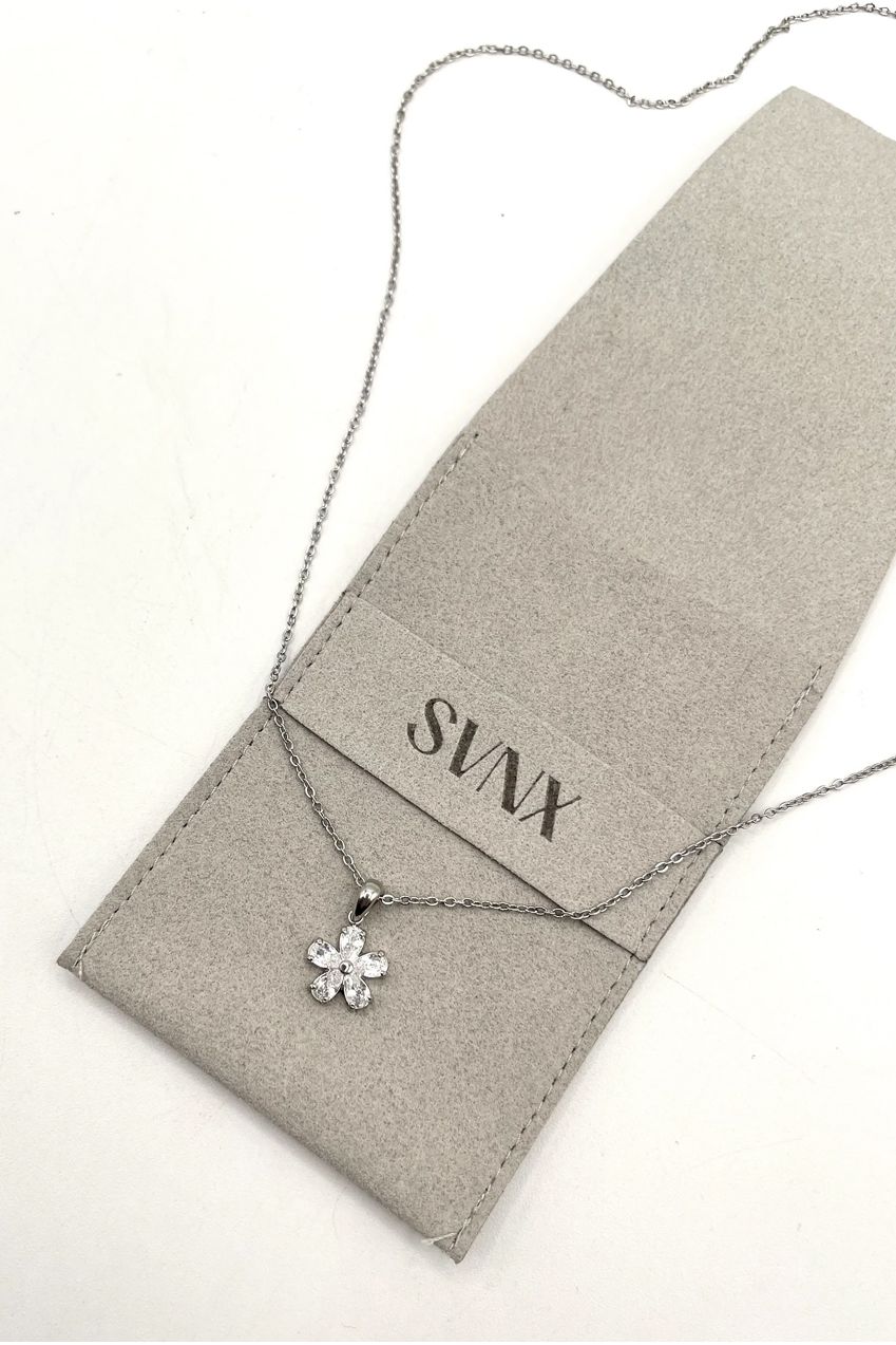 Floral Crystal Pendant Necklace In Silver JE401821