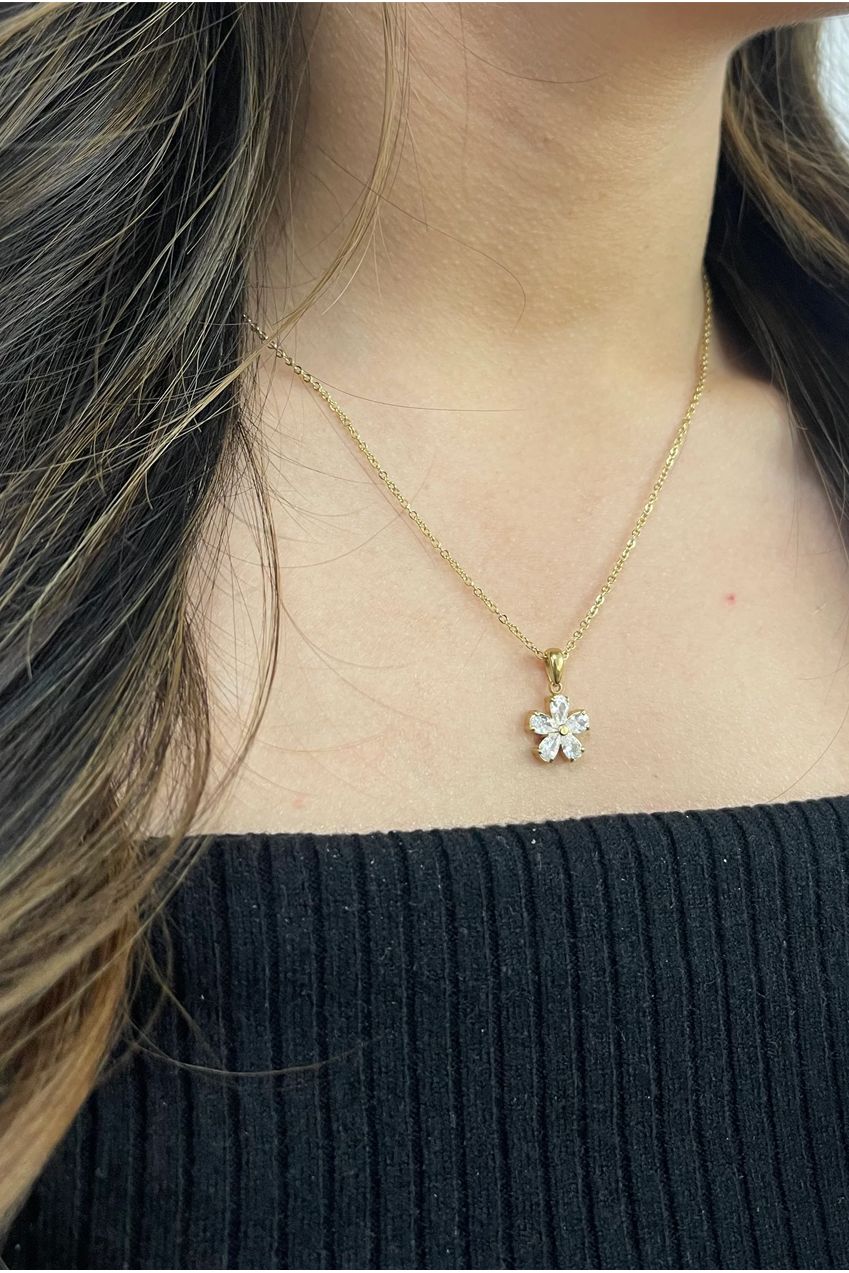 Floral Crystal Pendant Necklace In Gold JE401824