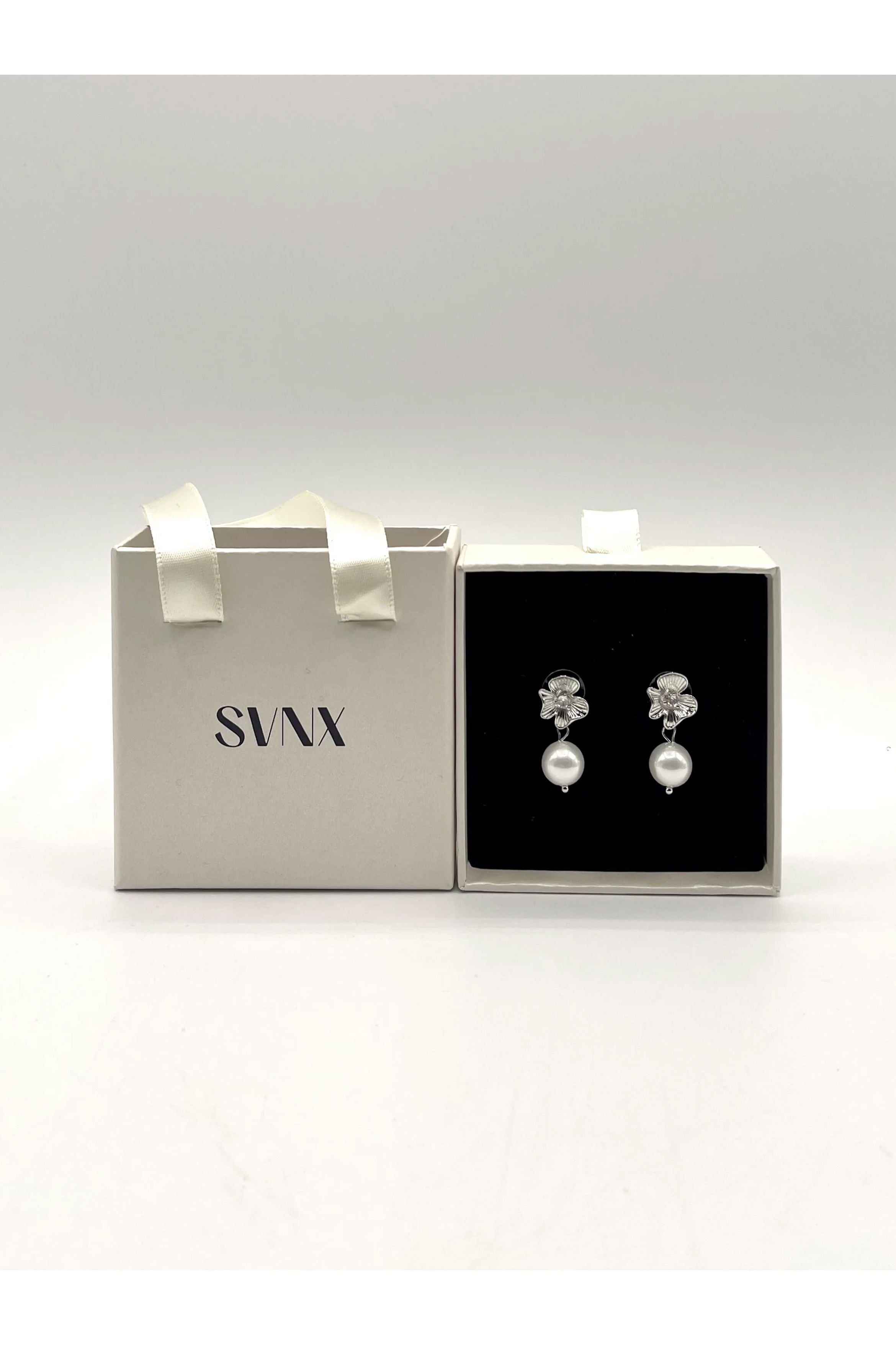 Flower Drop Pearl Earrings In Silver JE402121