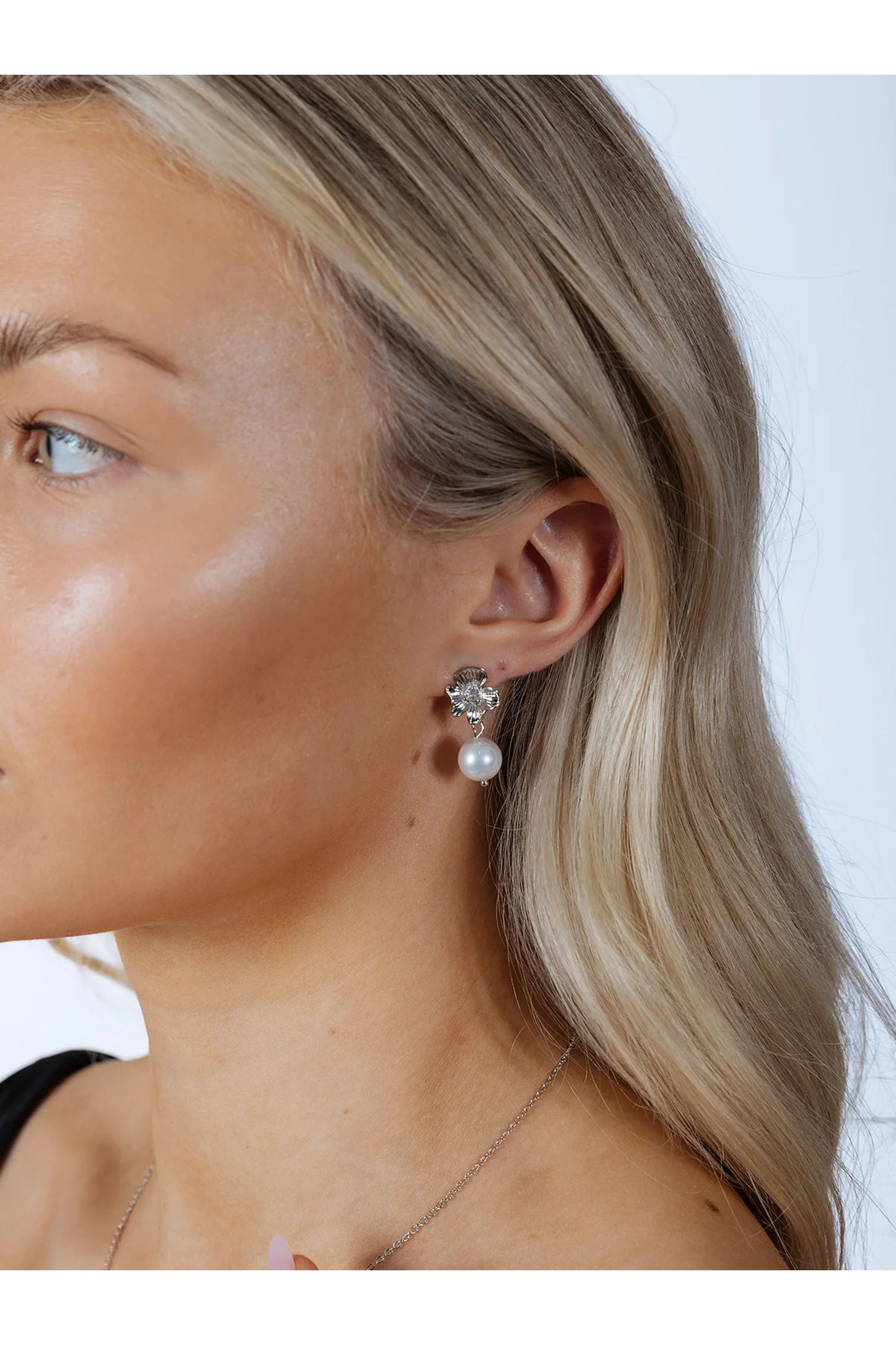 Flower Drop Pearl Earrings In Silver JE402121