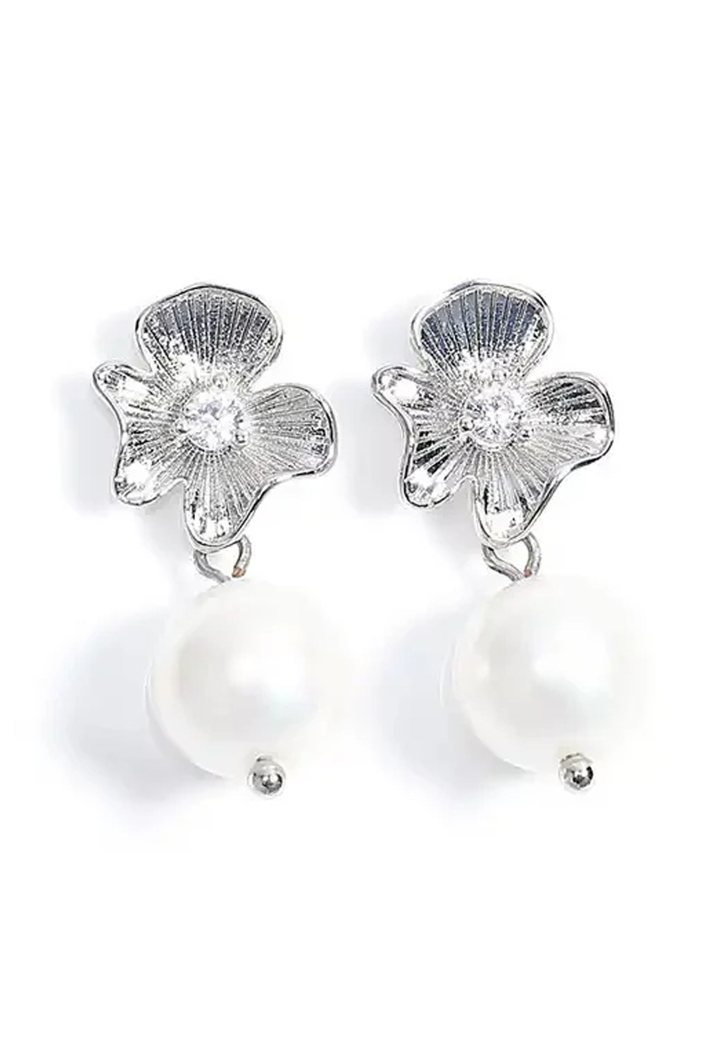 Flower Drop Pearl Earrings In Silver JE402121