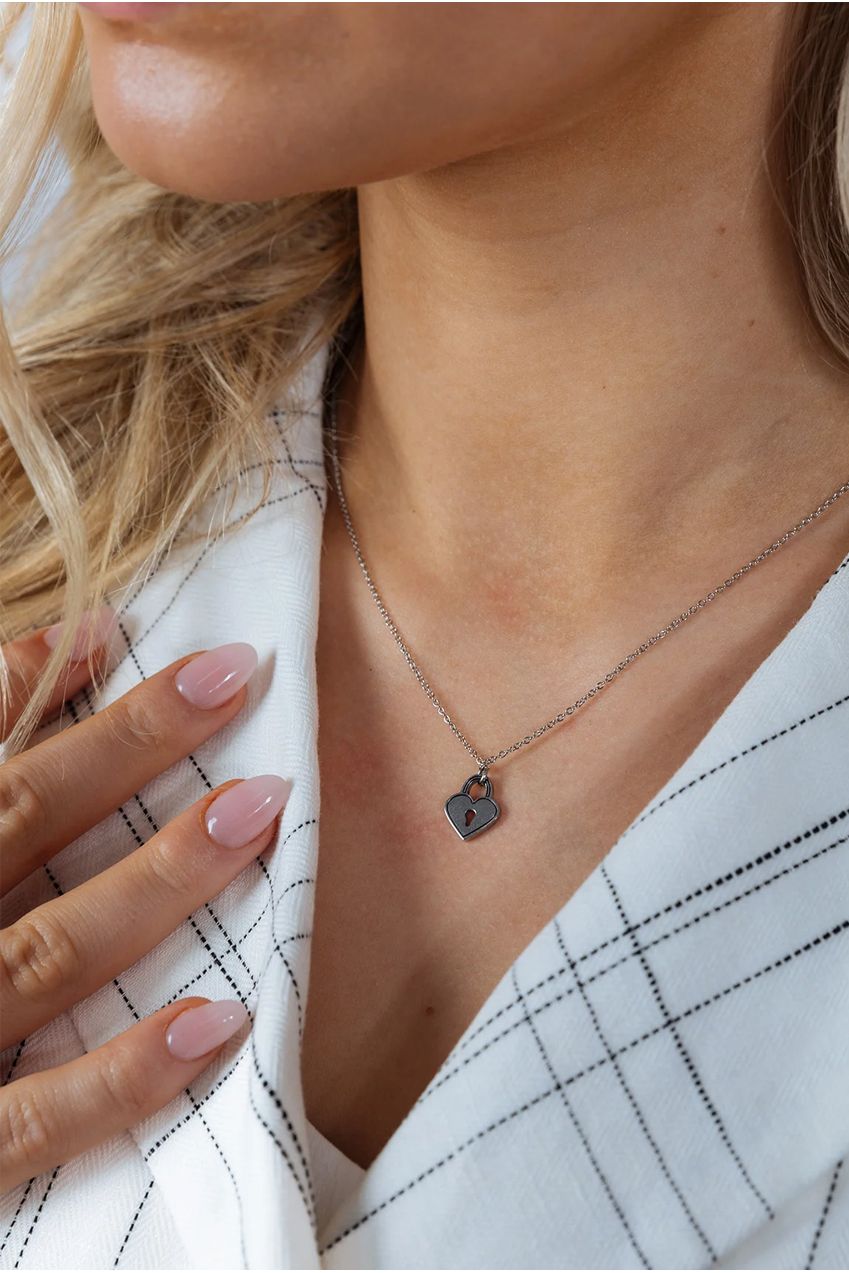 Heart Keyhole Necklace In Silver JE402421