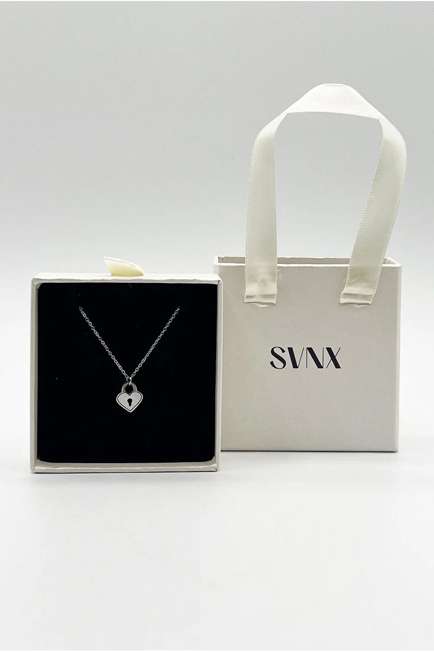 Heart Keyhole Necklace In Silver JE402421