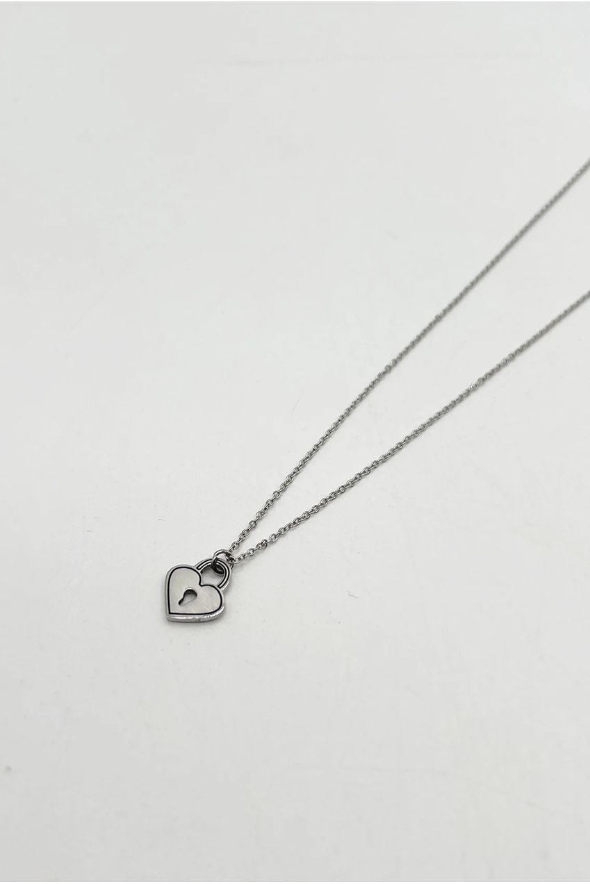 Heart Keyhole Necklace In Silver JE402421