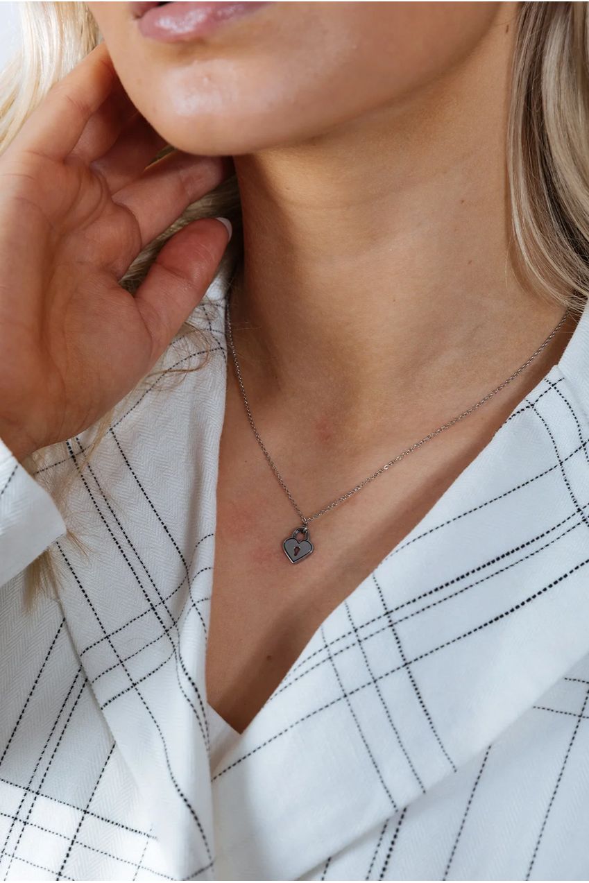 Heart Keyhole Necklace In Silver JE402421
