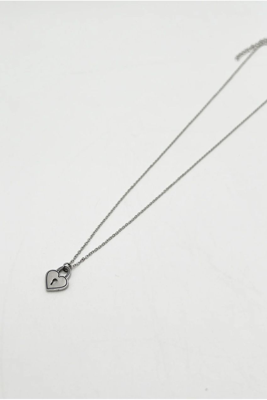Heart Keyhole Necklace In Silver JE402421