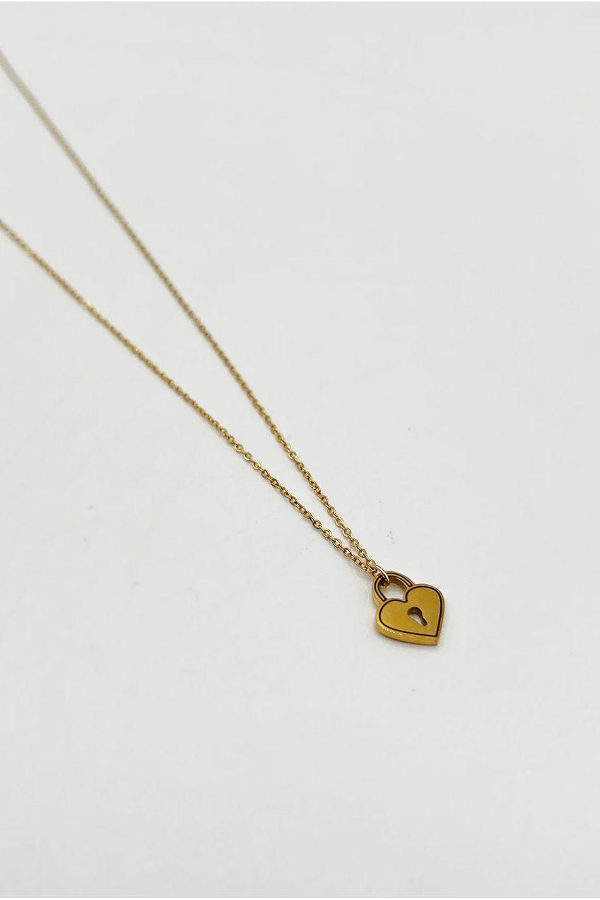 Heart Keyhole Pendant Necklace In Gold JE402424