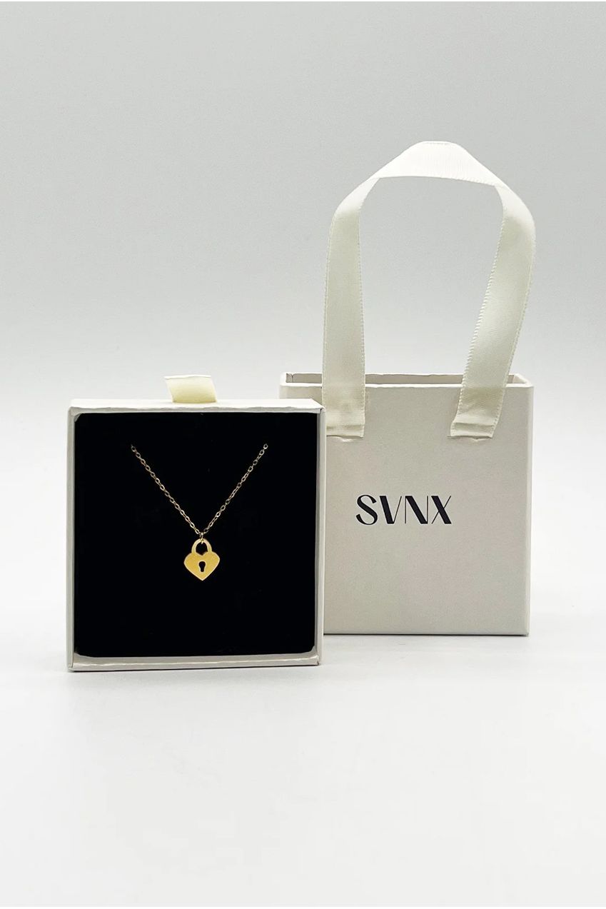 Heart Keyhole Pendant Necklace In Gold JE402424