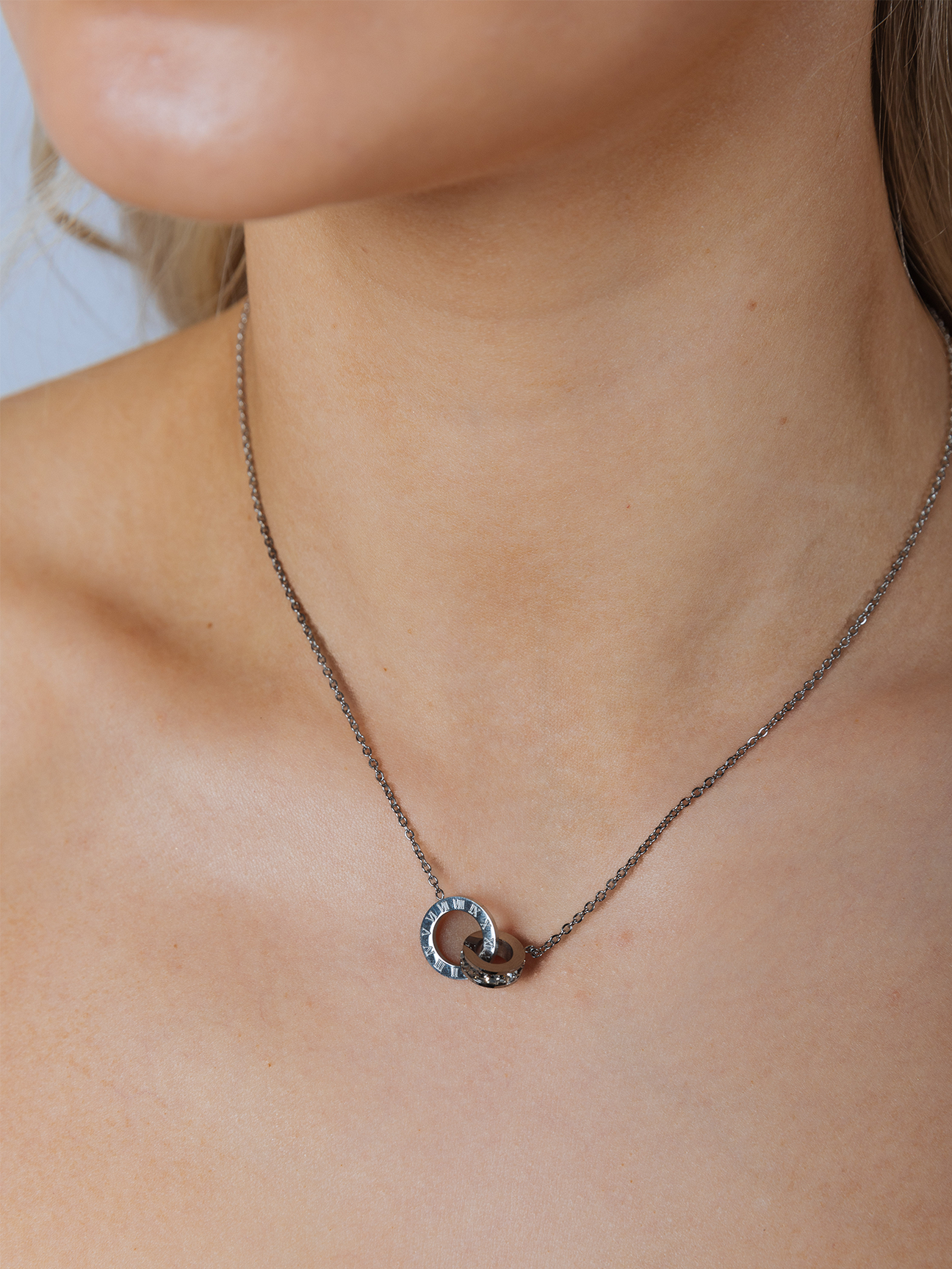 Roman Numeral Necklace In Silver JE402521