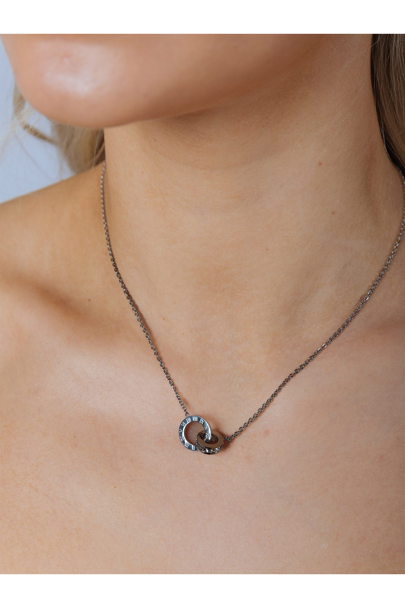 Roman Numeral Necklace In Silver JE402521