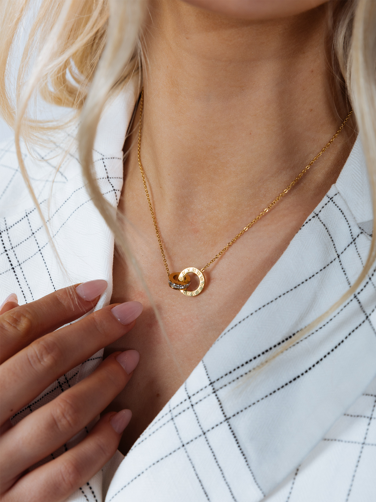 Roman Numeral Necklace In Gold JE402524