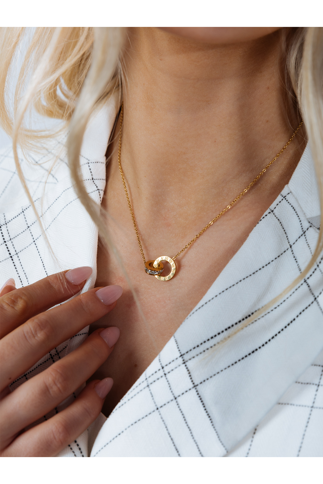 Roman Numeral Necklace In Gold JE402524