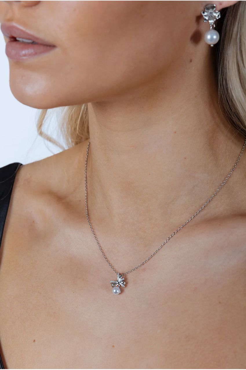 Dainty Bow Pearl Pendant Necklace JE402621