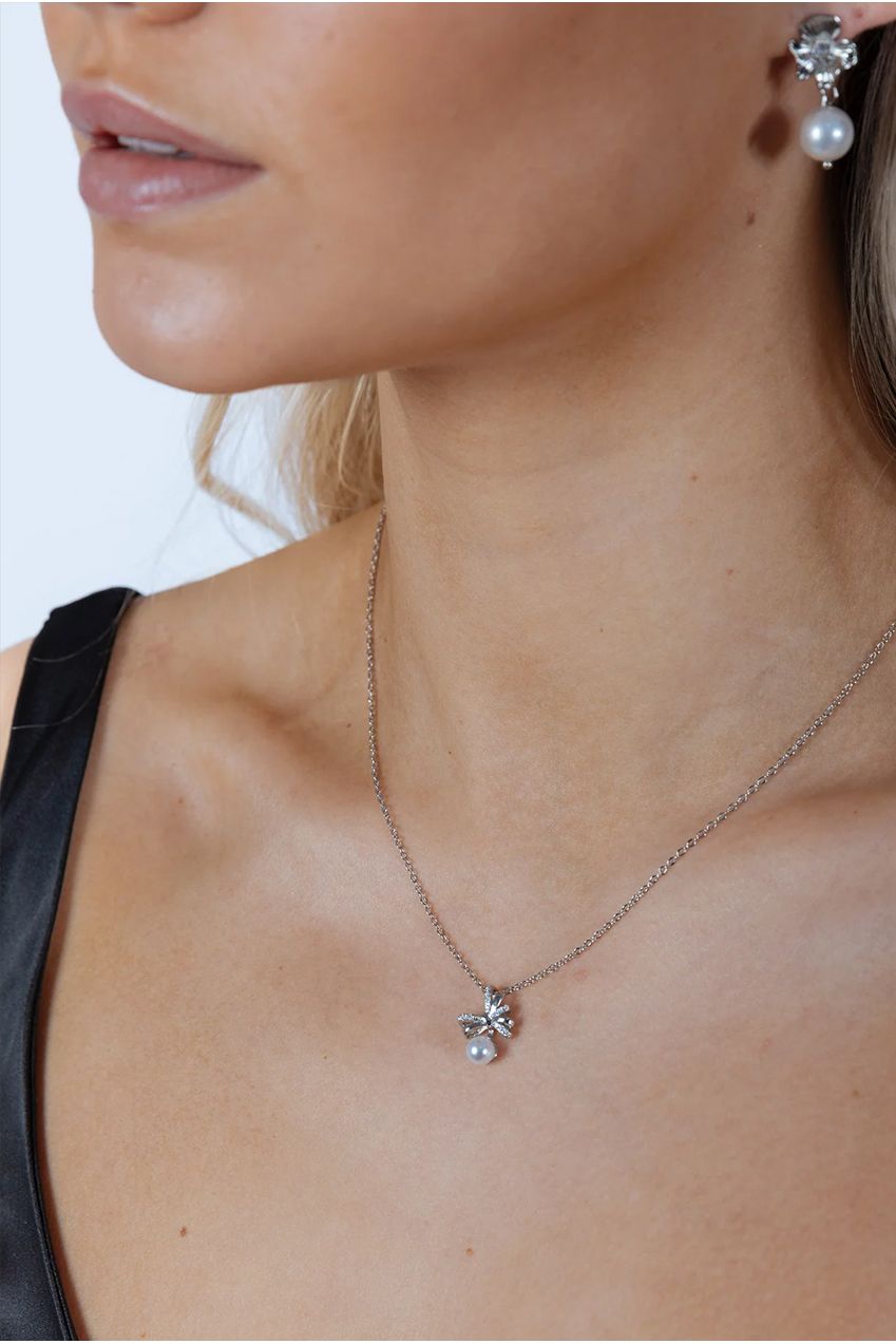 Dainty Bow Pearl Pendant Necklace JE402621
