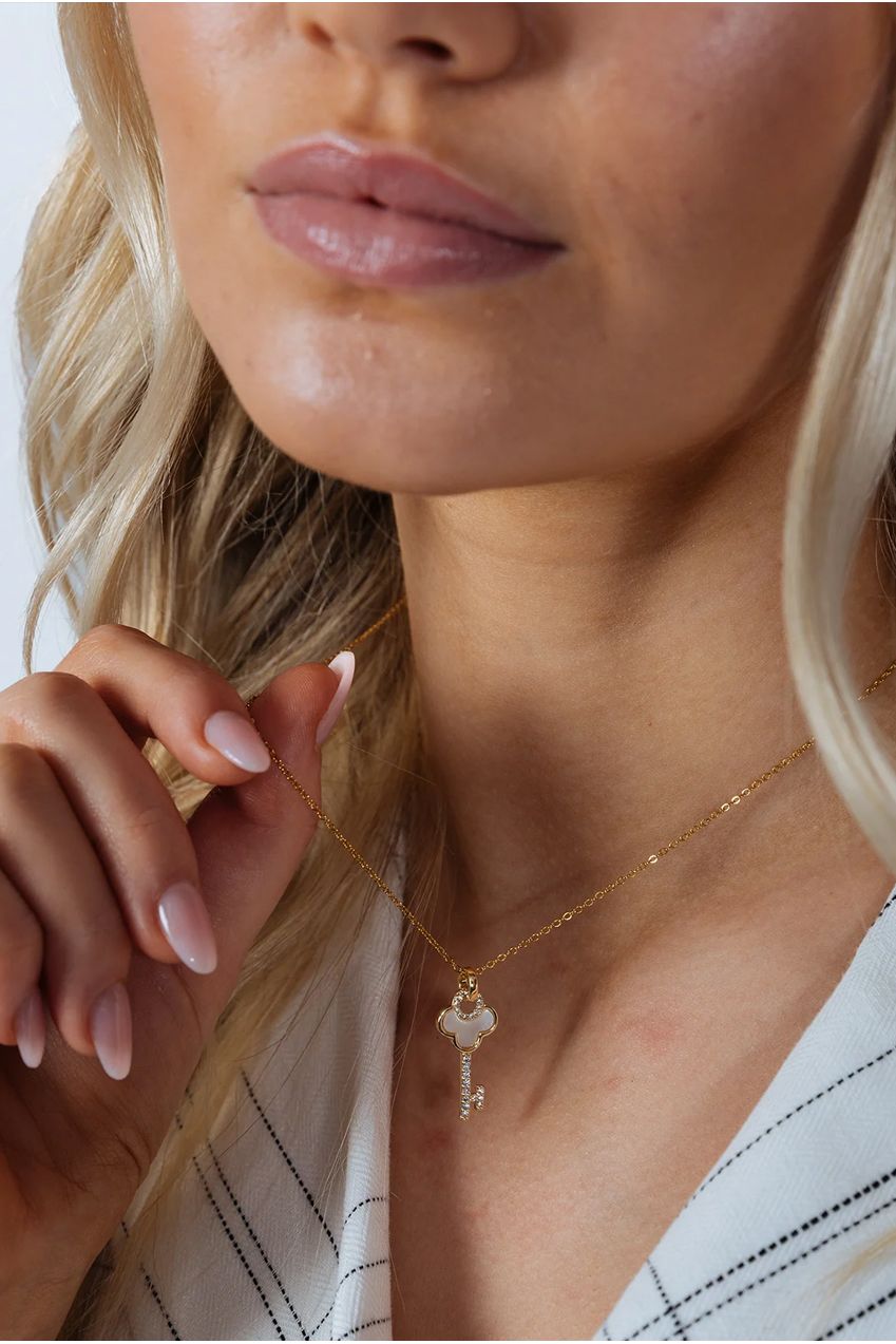 Key Diamante Pendant Necklace JE402724