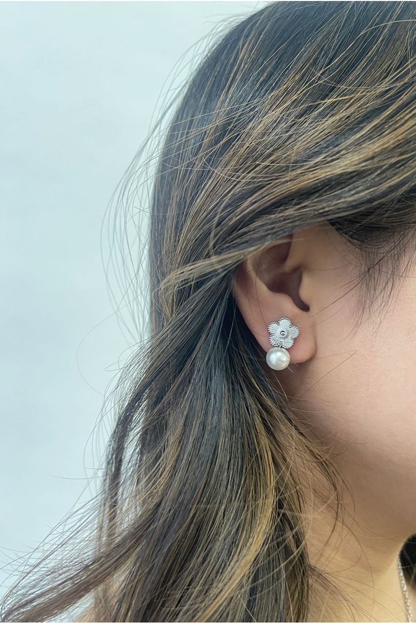 Clover Bracelet & Earrings With Pearl Detail In Silver JE403221