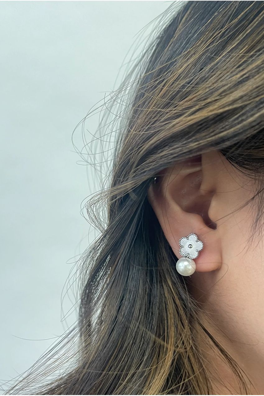 Clover Bracelet & Earrings With Pearl Detail In Silver JE403221