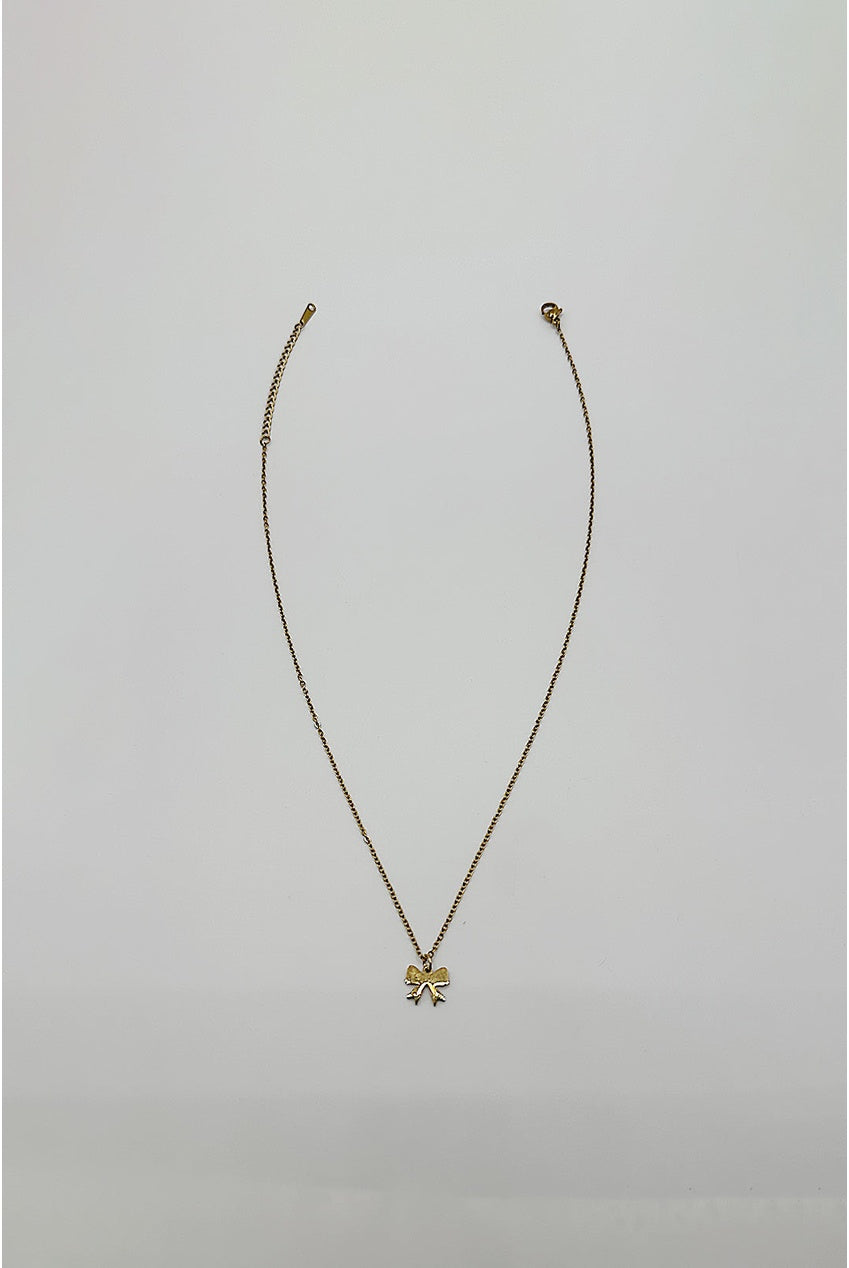Mini Bow Pendant Necklace In Gold JE412424