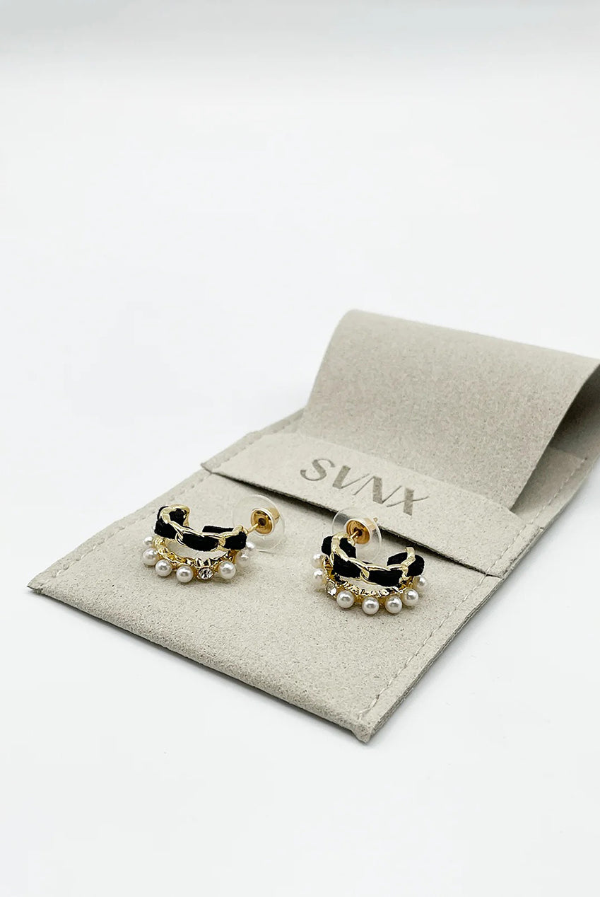 Pearl & Noir Chain Double Hoop Earrings In Gold JE414124